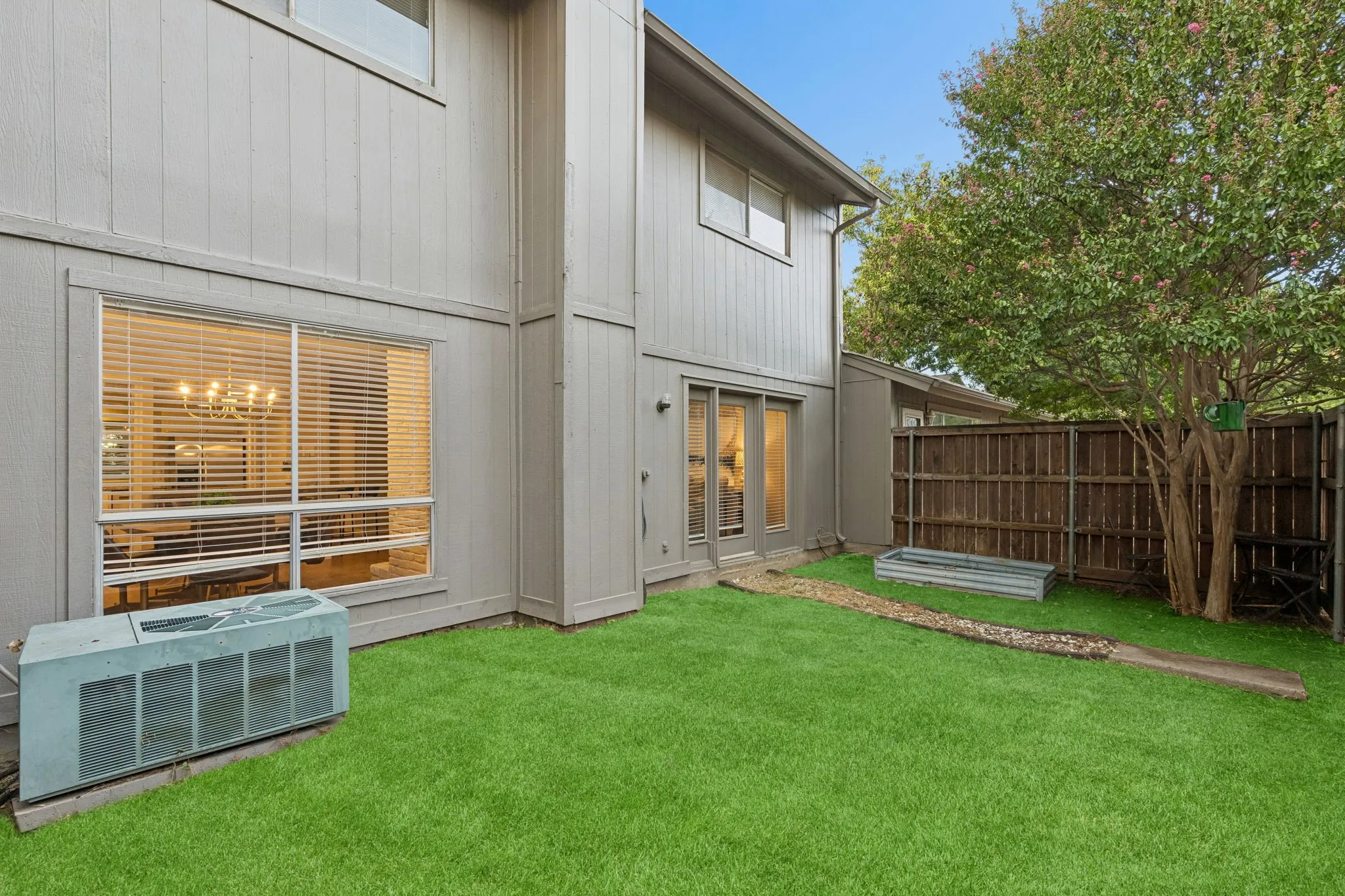 Townhouse For Sale in Dallas County , 9622 Highland View Drive, Dallas, Texas 75238, 3 Bedroom, 2 Bathroom, 2 Garage spaces, 2,106 Sqft, built in 1974, mls#21367883, Real Estate Agent in Dallas, Homes For Sale in Dallas county, Homes For Sale in Dallas, Realtor in Dallas Texas, Real Estate Brokerage Independent Realty Texas, Luminita Cordes Realtor