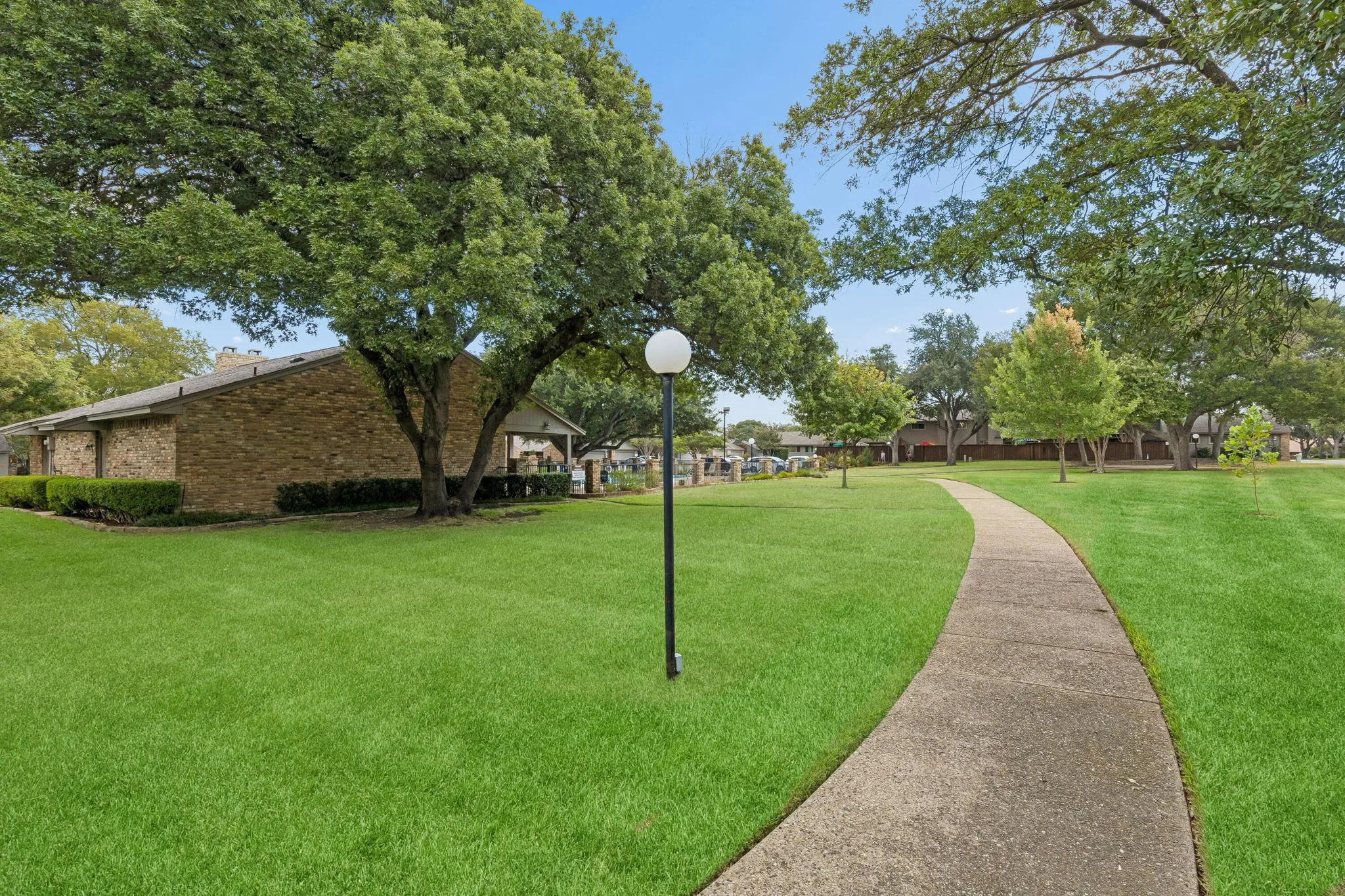 Townhouse For Sale in Dallas County , 9622 Highland View Drive, Dallas, Texas 75238, 3 Bedroom, 2 Bathroom, 2 Garage spaces, 2,106 Sqft, built in 1974, mls#21367883, Real Estate Agent in Dallas, Homes For Sale in Dallas county, Homes For Sale in Dallas, Realtor in Dallas Texas, Real Estate Brokerage Independent Realty Texas, Luminita Cordes Realtor