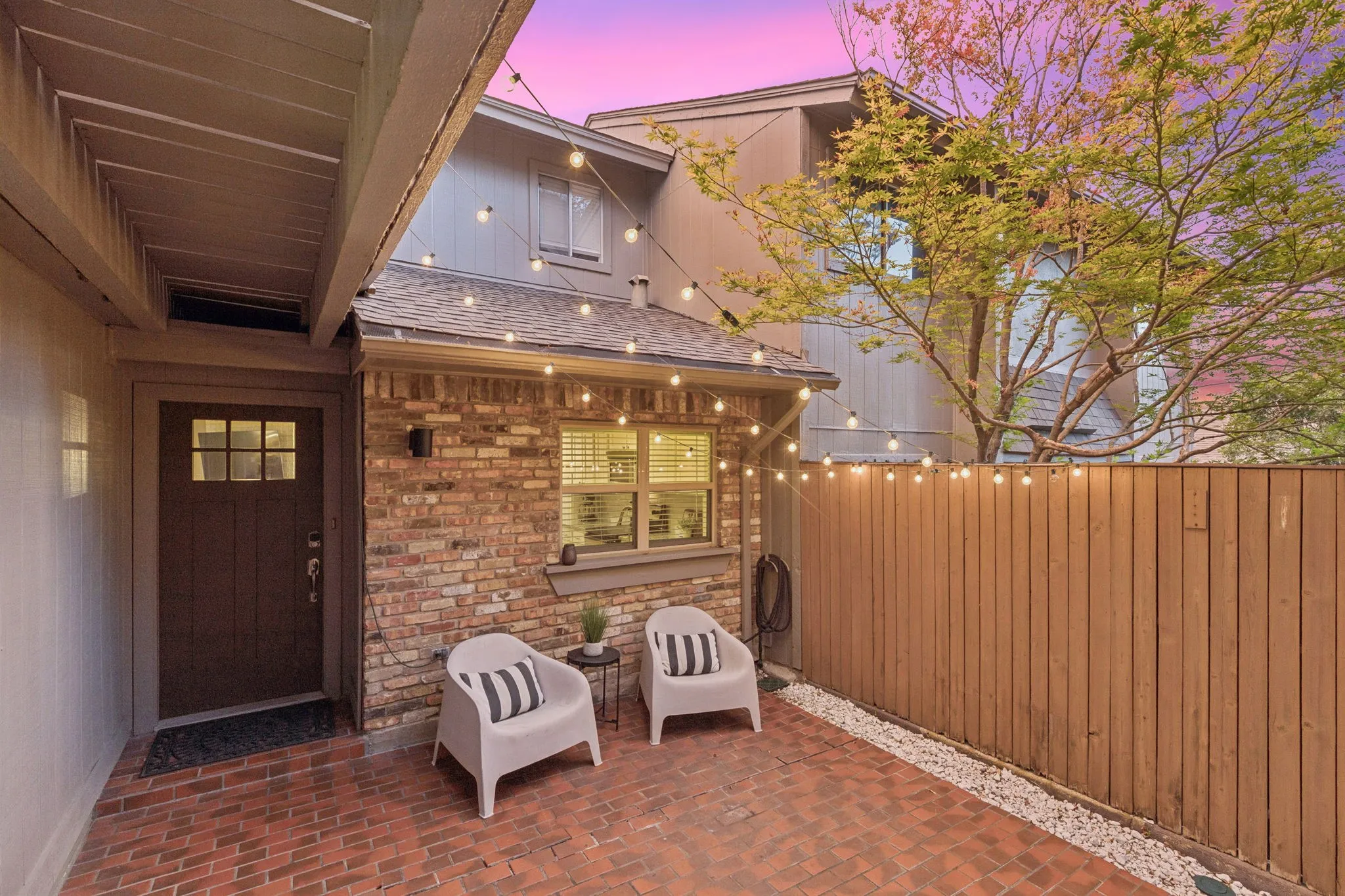 Townhouse For Sale in Dallas County , 9622 Highland View Drive, Dallas, Texas 75238, 3 Bedroom, 2 Bathroom, 2 Garage spaces, 2,106 Sqft, built in 1974, mls#21367883, Real Estate Agent in Dallas, Homes For Sale in Dallas county, Homes For Sale in Dallas, Realtor in Dallas Texas, Real Estate Brokerage Independent Realty Texas, Luminita Cordes Realtor