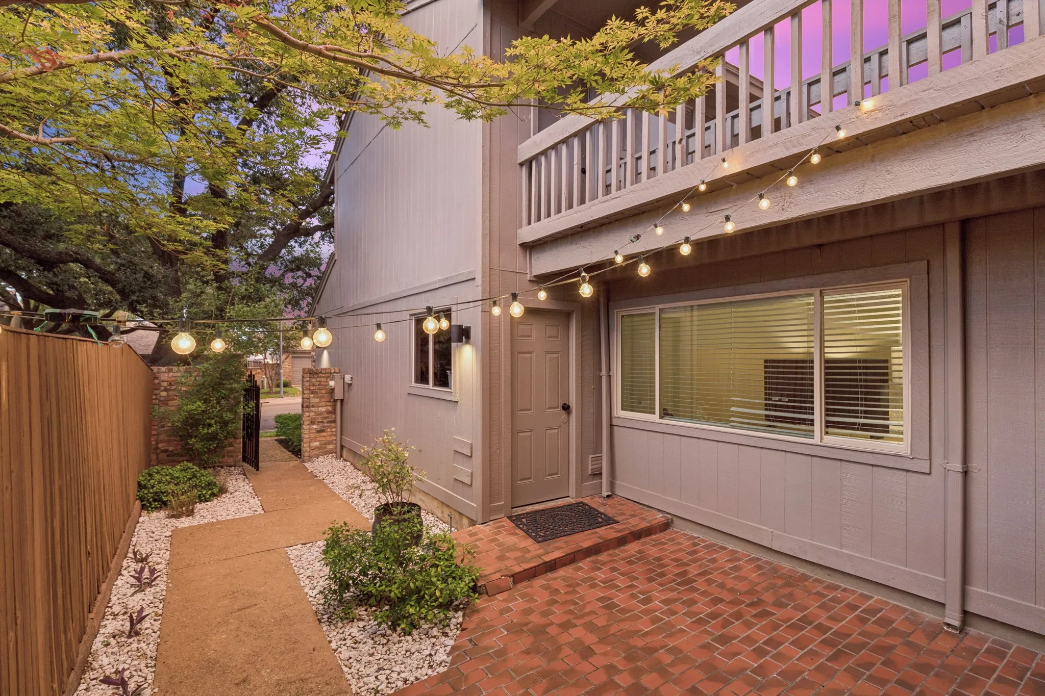 Townhouse For Sale in Dallas County , 9622 Highland View Drive, Dallas, Texas 75238, 3 Bedroom, 2 Bathroom, 2 Garage spaces, 2,106 Sqft, built in 1974, mls#21367883, Real Estate Agent in Dallas, Homes For Sale in Dallas county, Homes For Sale in Dallas, Realtor in Dallas Texas, Real Estate Brokerage Independent Realty Texas, Luminita Cordes Realtor