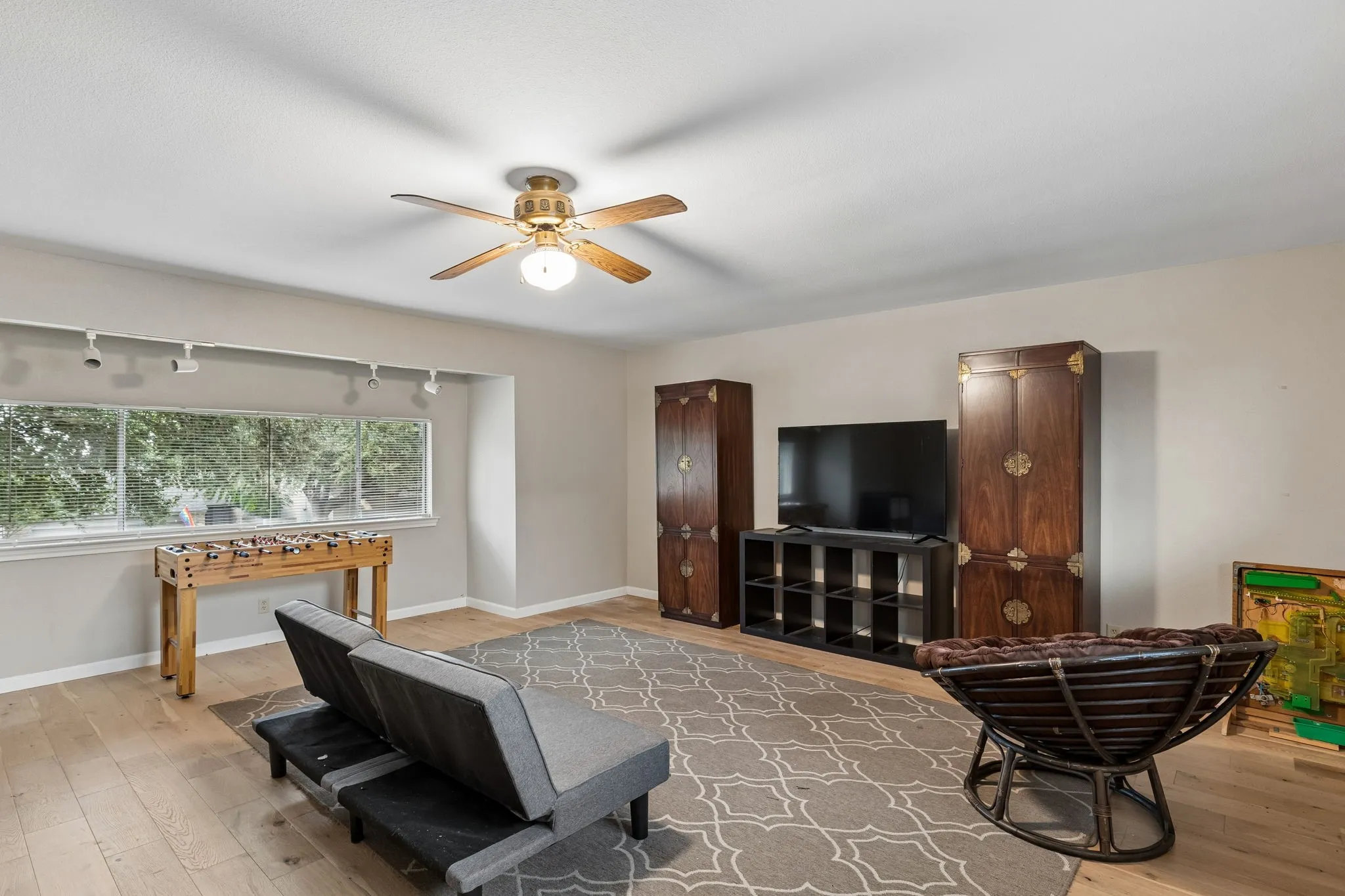 Townhouse For Sale in Dallas County , 9622 Highland View Drive, Dallas, Texas 75238, 3 Bedroom, 2 Bathroom, 2 Garage spaces, 2,106 Sqft, built in 1974, mls#21367883, Real Estate Agent in Dallas, Homes For Sale in Dallas county, Homes For Sale in Dallas, Realtor in Dallas Texas, Real Estate Brokerage Independent Realty Texas, Luminita Cordes Realtor