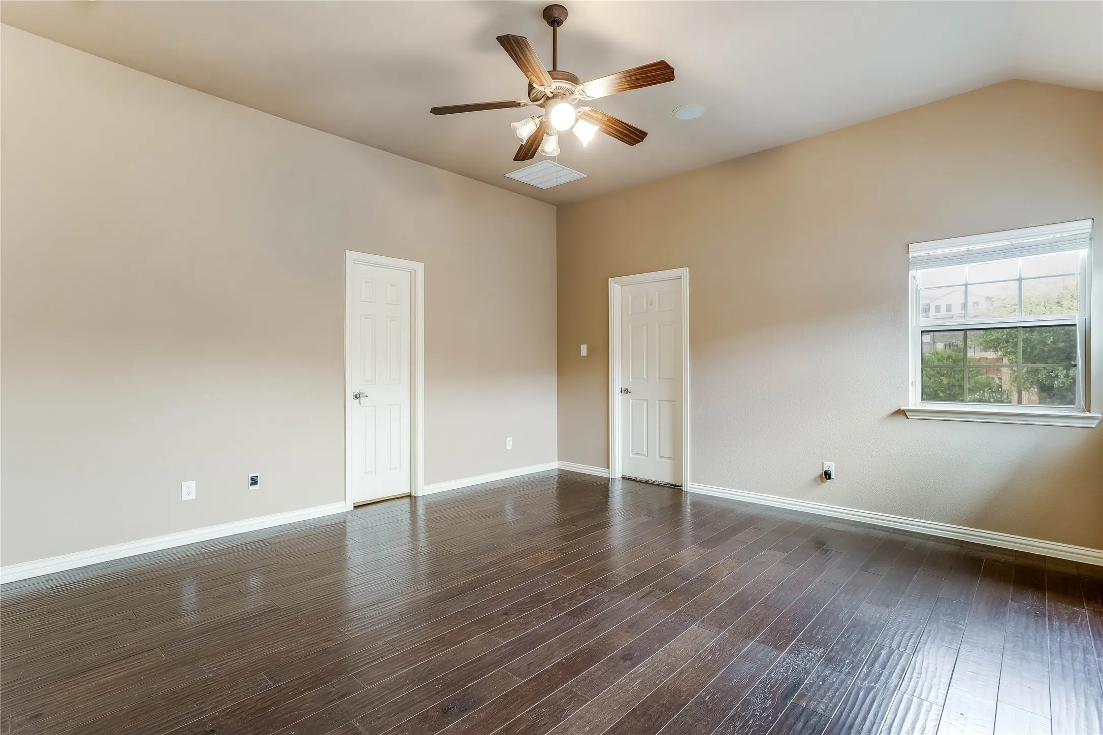 Single Family Residence For Sale in Dallas County , 1014 Kaylie Street, Grand Prairie, Texas 75052, 3 Bedroom, 3 Bathroom, 2 Garage spaces, 2,521 Sqft, built in 2008, mls#21370271, Real Estate Agent in Grand Prairie, Homes For Sale in Dallas county, Homes For Sale in Grand Prairie, Realtor in Grand Prairie Texas, Real Estate Brokerage Independent Realty Texas, Luminita Cordes Realtor