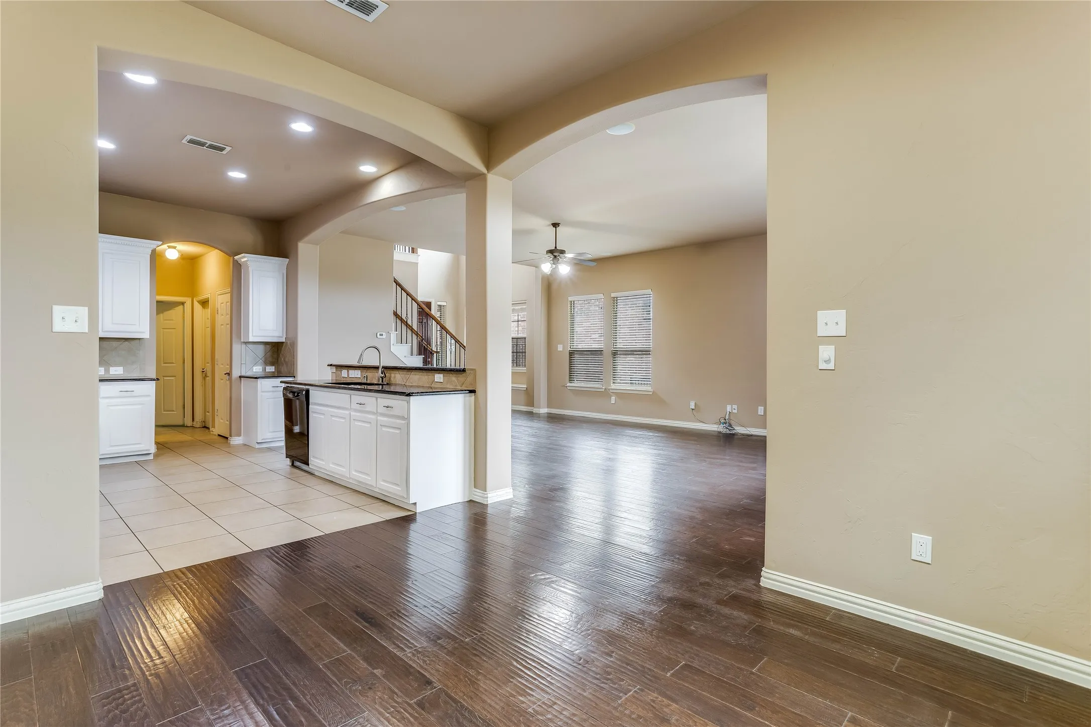 Single Family Residence For Sale in Dallas County , 1014 Kaylie Street, Grand Prairie, Texas 75052, 3 Bedroom, 3 Bathroom, 2 Garage spaces, 2,521 Sqft, built in 2008, mls#21370271, Real Estate Agent in Grand Prairie, Homes For Sale in Dallas county, Homes For Sale in Grand Prairie, Realtor in Grand Prairie Texas, Real Estate Brokerage Independent Realty Texas, Luminita Cordes Realtor