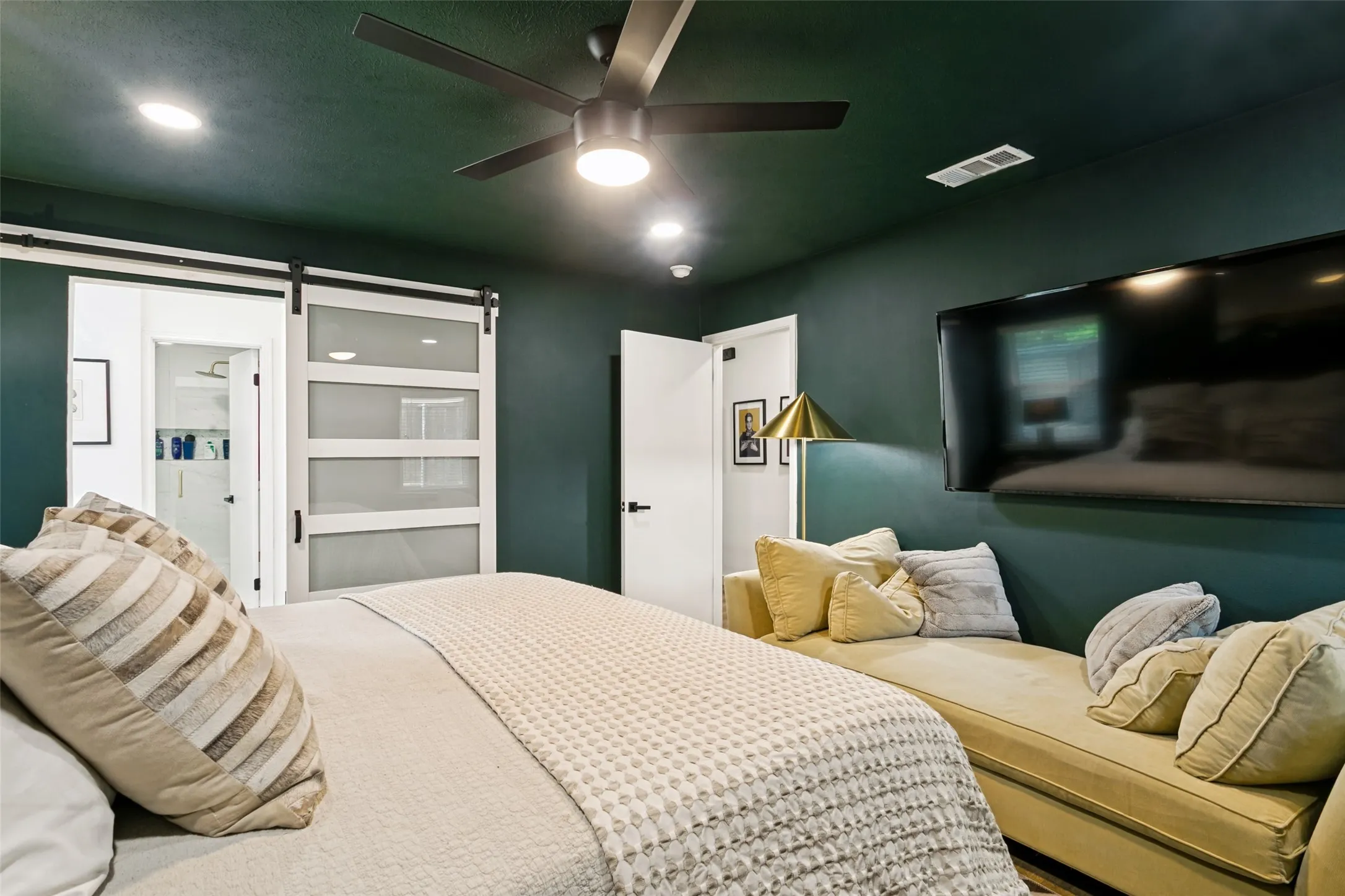 Single Family Residence For Sale in Dallas County , 12420 Wood Manor Circle, Farmers Branch, Texas 75234, 3 Bedroom, 2 Bathroom, 2 Garage spaces, 1,937 Sqft, built in 1968, mls#21369891, Real Estate Agent in Farmers Branch, Homes For Sale in Dallas county, Homes For Sale in Farmers Branch, Realtor in Farmers Branch Texas, Real Estate Brokerage Independent Realty Texas, Luminita Cordes Realtor