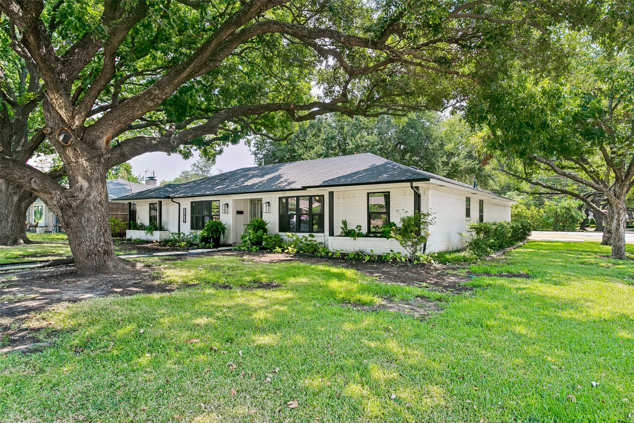 Single Family Residence For Sale in Dallas County , 12420 Wood Manor Circle, Farmers Branch, Texas 75234, 3 Bedroom, 2 Bathroom, 2 Garage spaces, 1,937 Sqft, built in 1968, mls#21369891, Real Estate Agent in Farmers Branch, Homes For Sale in Dallas county, Homes For Sale in Farmers Branch, Realtor in Farmers Branch Texas, Real Estate Brokerage Independent Realty Texas, Luminita Cordes Realtor