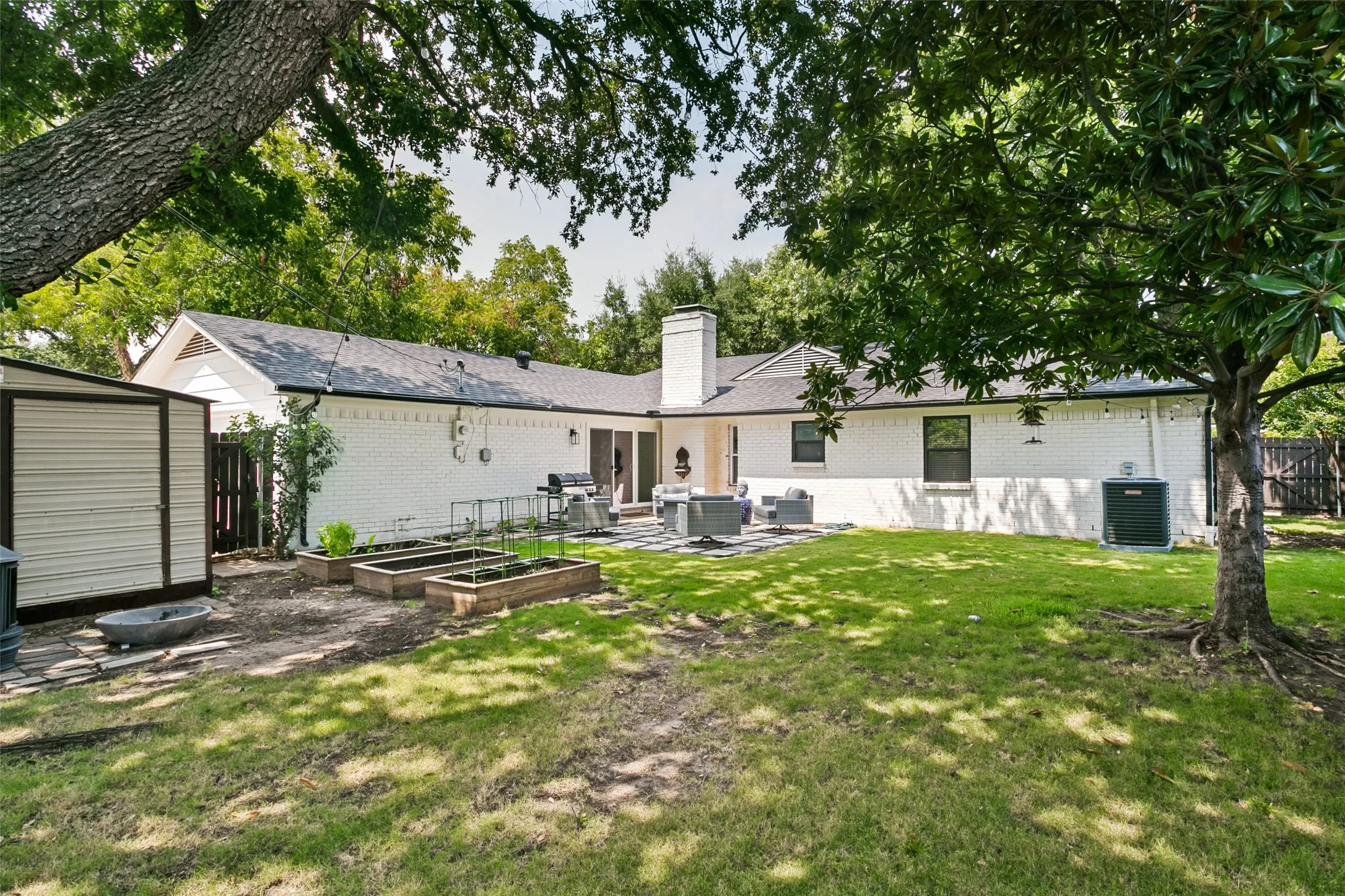 Single Family Residence For Sale in Dallas County , 12420 Wood Manor Circle, Farmers Branch, Texas 75234, 3 Bedroom, 2 Bathroom, 2 Garage spaces, 1,937 Sqft, built in 1968, mls#21369891, Real Estate Agent in Farmers Branch, Homes For Sale in Dallas county, Homes For Sale in Farmers Branch, Realtor in Farmers Branch Texas, Real Estate Brokerage Independent Realty Texas, Luminita Cordes Realtor