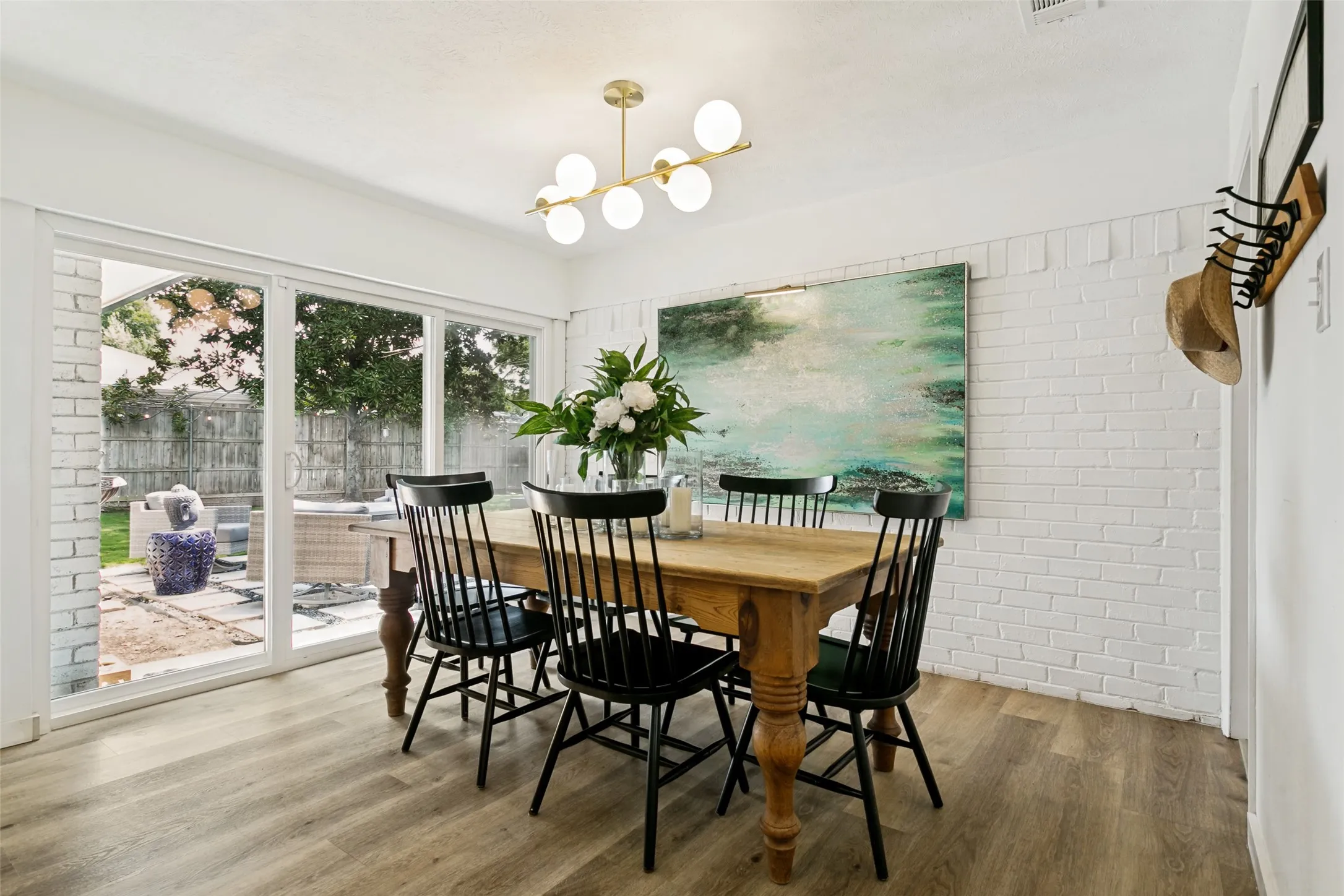 Single Family Residence For Sale in Dallas County , 12420 Wood Manor Circle, Farmers Branch, Texas 75234, 3 Bedroom, 2 Bathroom, 2 Garage spaces, 1,937 Sqft, built in 1968, mls#21369891, Real Estate Agent in Farmers Branch, Homes For Sale in Dallas county, Homes For Sale in Farmers Branch, Realtor in Farmers Branch Texas, Real Estate Brokerage Independent Realty Texas, Luminita Cordes Realtor