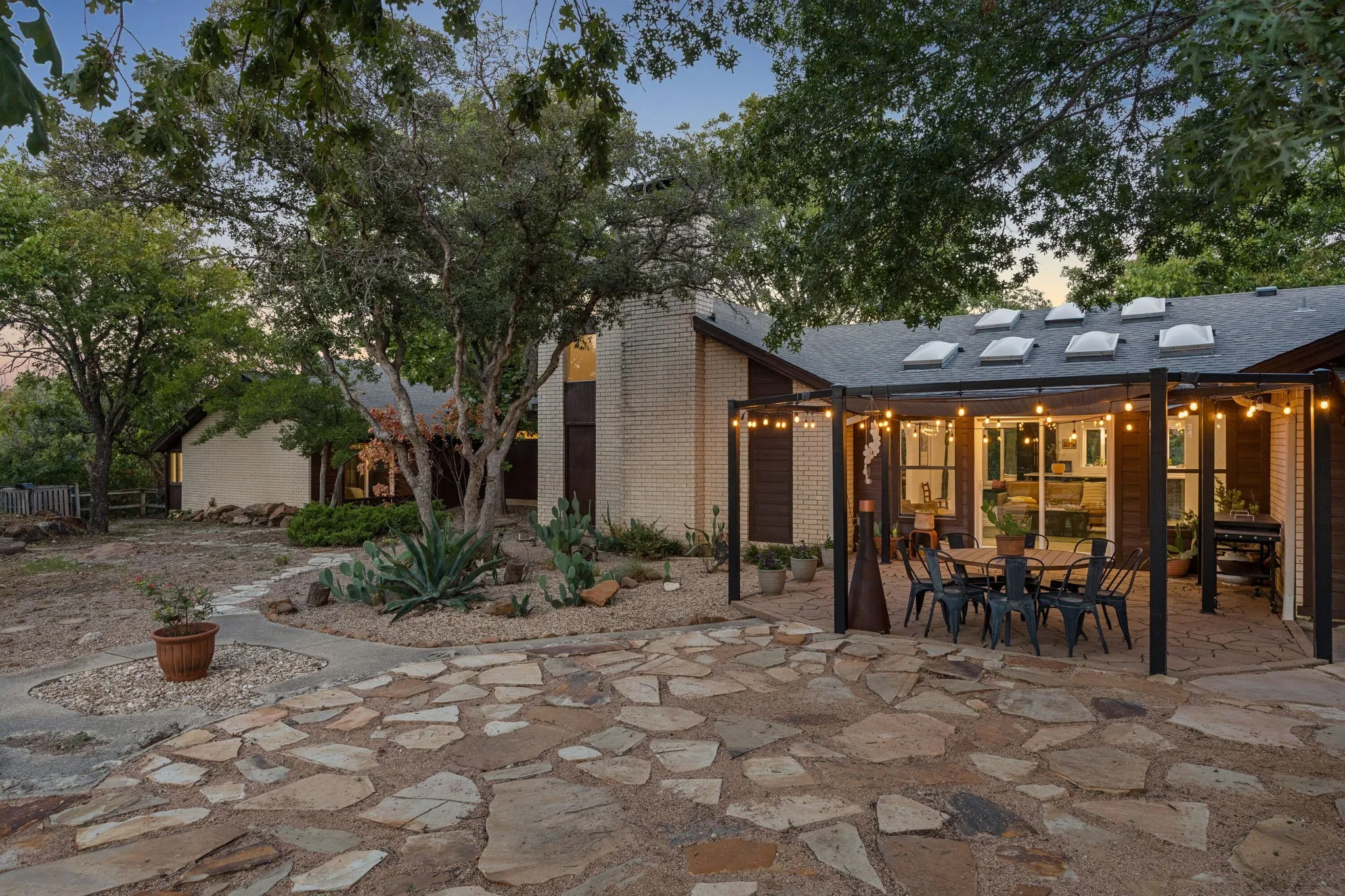 Single Family Residence For Sale in Tarrant County , 721 Verna Trail N, Fort Worth, Texas 76108, 3 Bedroom, 4 Bathroom, 10 Garage spaces, 3,482 Sqft, built in 1976, mls#21358085, Real Estate Agent in Fort Worth, Homes For Sale in Tarrant county, Homes For Sale in Fort Worth, Realtor in Fort Worth Texas, Real Estate Brokerage Independent Realty Texas, Luminita Cordes Realtor