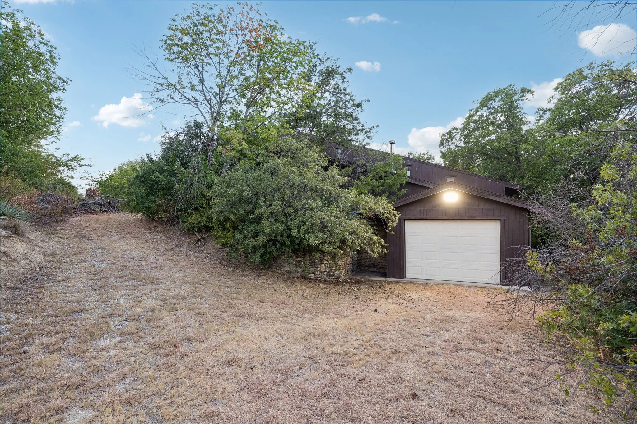 Single Family Residence For Sale in Tarrant County , 721 Verna Trail N, Fort Worth, Texas 76108, 3 Bedroom, 4 Bathroom, 10 Garage spaces, 3,482 Sqft, built in 1976, mls#21358085, Real Estate Agent in Fort Worth, Homes For Sale in Tarrant county, Homes For Sale in Fort Worth, Realtor in Fort Worth Texas, Real Estate Brokerage Independent Realty Texas, Luminita Cordes Realtor