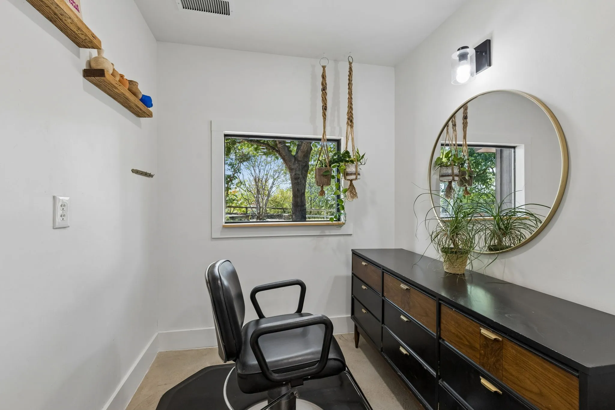 Single Family Residence For Sale in Tarrant County , 721 Verna Trail N, Fort Worth, Texas 76108, 3 Bedroom, 4 Bathroom, 10 Garage spaces, 3,482 Sqft, built in 1976, mls#21358085, Real Estate Agent in Fort Worth, Homes For Sale in Tarrant county, Homes For Sale in Fort Worth, Realtor in Fort Worth Texas, Real Estate Brokerage Independent Realty Texas, Luminita Cordes Realtor