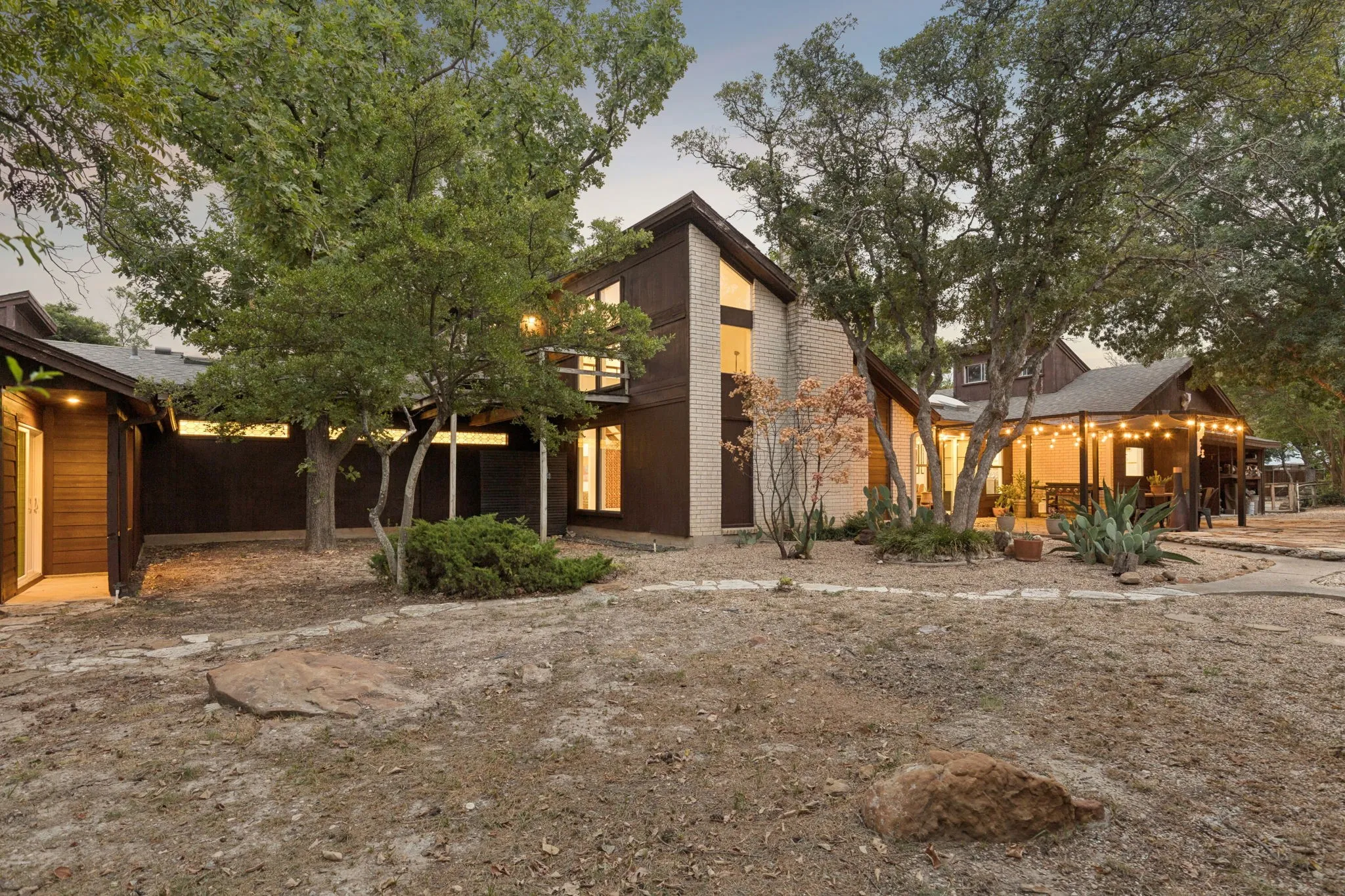 Single Family Residence For Sale in Tarrant County , 721 Verna Trail N, Fort Worth, Texas 76108, 3 Bedroom, 4 Bathroom, 10 Garage spaces, 3,482 Sqft, built in 1976, mls#21358085, Real Estate Agent in Fort Worth, Homes For Sale in Tarrant county, Homes For Sale in Fort Worth, Realtor in Fort Worth Texas, Real Estate Brokerage Independent Realty Texas, Luminita Cordes Realtor