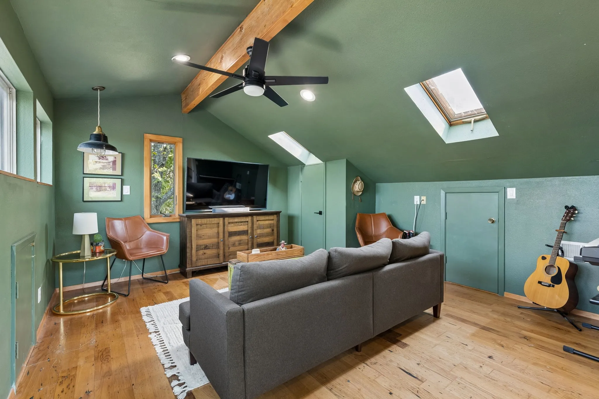 Single Family Residence For Sale in Tarrant County , 721 Verna Trail N, Fort Worth, Texas 76108, 3 Bedroom, 4 Bathroom, 10 Garage spaces, 3,482 Sqft, built in 1976, mls#21358085, Real Estate Agent in Fort Worth, Homes For Sale in Tarrant county, Homes For Sale in Fort Worth, Realtor in Fort Worth Texas, Real Estate Brokerage Independent Realty Texas, Luminita Cordes Realtor