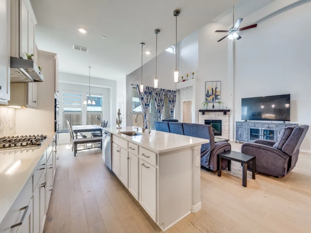 Single Family Residence For Rent in Denton County , 2094 Creekbluff Circle, Lewisville, Texas 75010, 4 Bedroom, 3 Bathroom, 2 Garage spaces, 3,049 Sqft, built in 2021, mls#21370935, Real Estate Agent in Lewisville, Homes For Rent in Denton county, Homes For Rent in Lewisville, Realtor in Lewisville Texas, Real Estate Brokerage Independent Realty Texas, Luminita Cordes Realtor