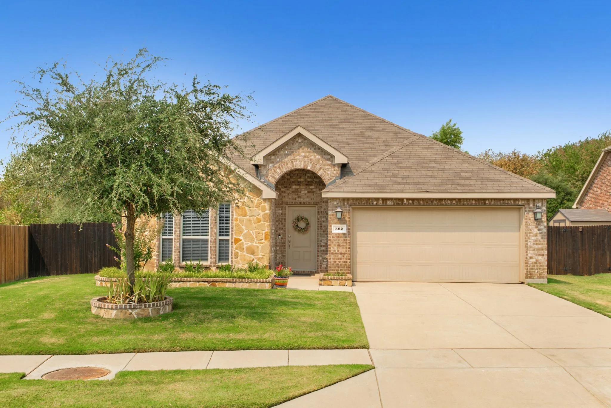 Single Family Residence For Sale in Denton County , 502 Royal Oaks Lane, Oak Point, Texas 75068, 3 Bedroom, 2 Bathroom, 2 Garage spaces, 1,882 Sqft, built in 2017, mls#21366816, Real Estate Agent in Oak Point, Homes For Sale in Denton county, Homes For Sale in Oak Point, Realtor in Oak Point Texas, Real Estate Brokerage Independent Realty Texas, Luminita Cordes Realtor