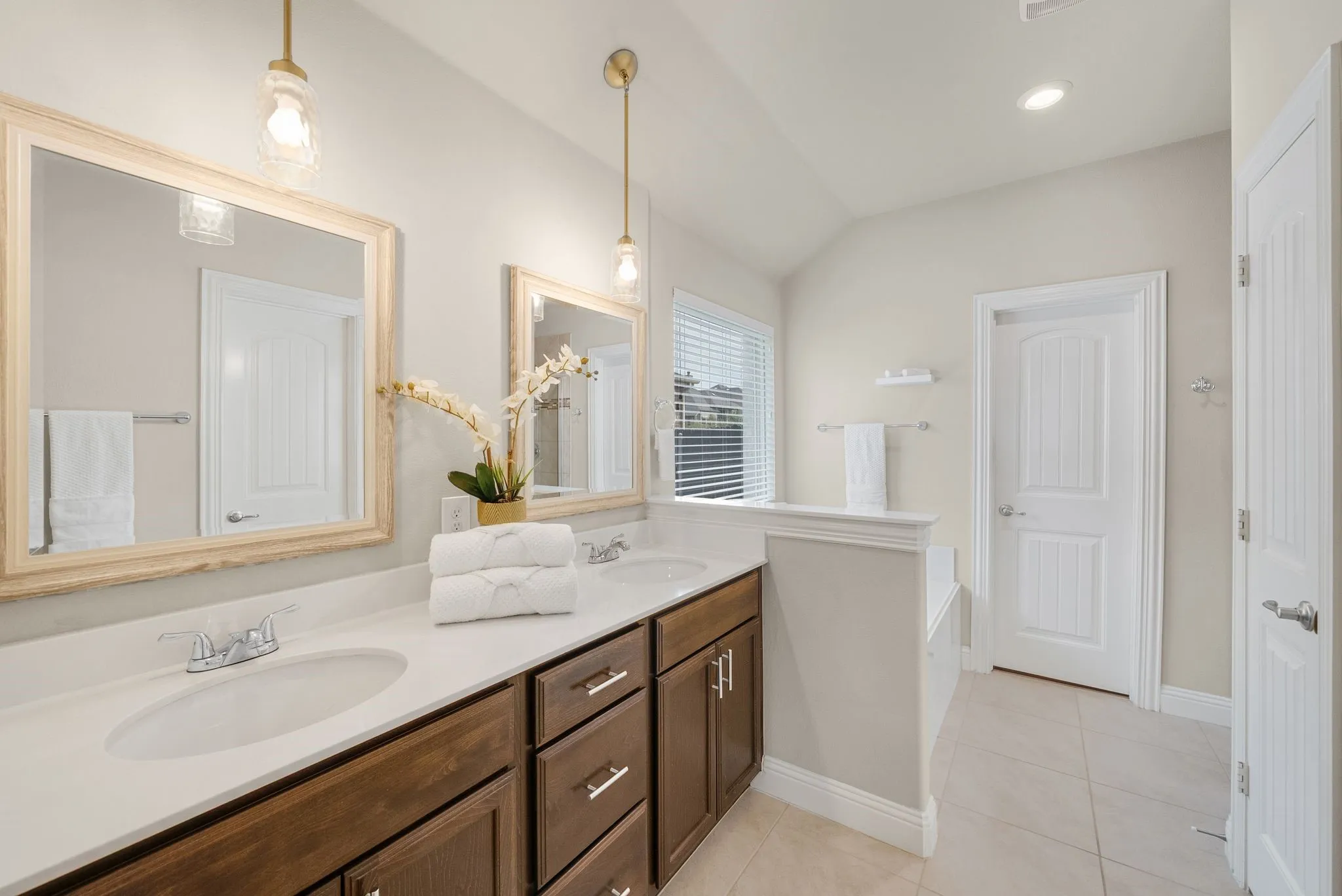 Single Family Residence For Sale in Denton County , 502 Royal Oaks Lane, Oak Point, Texas 75068, 3 Bedroom, 2 Bathroom, 2 Garage spaces, 1,882 Sqft, built in 2017, mls#21366816, Real Estate Agent in Oak Point, Homes For Sale in Denton county, Homes For Sale in Oak Point, Realtor in Oak Point Texas, Real Estate Brokerage Independent Realty Texas, Luminita Cordes Realtor