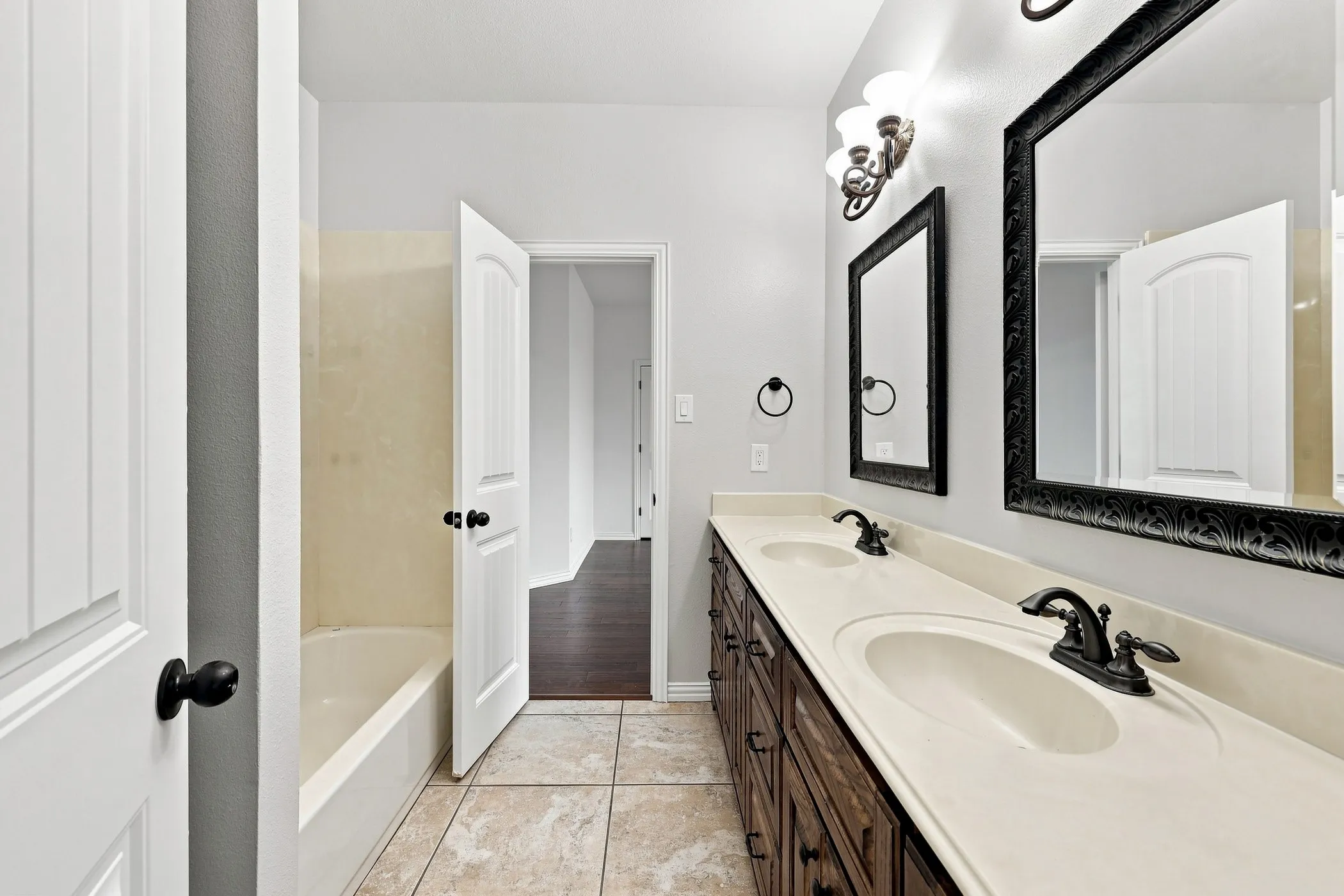 Single Family Residence For Sale in Kaufman County , 18121 Langford Lane, Talty, Texas 75126, 4 Bedroom, 4 Bathroom, 3 Garage spaces, 3,423 Sqft, built in 2007, mls#21369420, Real Estate Agent in Talty, Homes For Sale in Kaufman county, Homes For Sale in Talty, Realtor in Talty Texas, Real Estate Brokerage Independent Realty Texas, Luminita Cordes Realtor