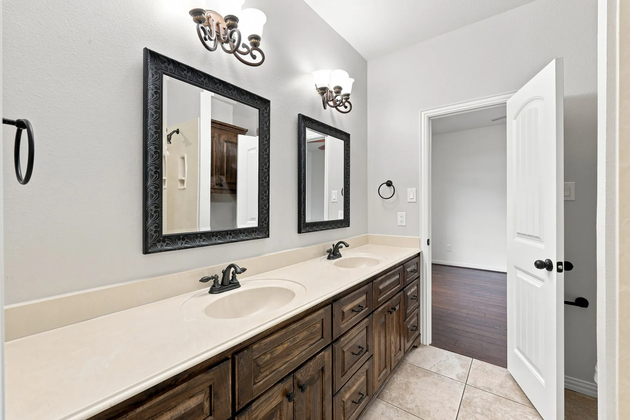 Single Family Residence For Sale in Kaufman County , 18121 Langford Lane, Talty, Texas 75126, 4 Bedroom, 4 Bathroom, 3 Garage spaces, 3,423 Sqft, built in 2007, mls#21369420, Real Estate Agent in Talty, Homes For Sale in Kaufman county, Homes For Sale in Talty, Realtor in Talty Texas, Real Estate Brokerage Independent Realty Texas, Luminita Cordes Realtor