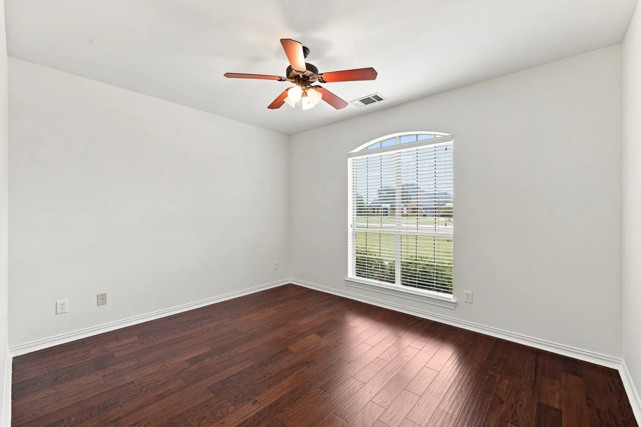 Single Family Residence For Sale in Kaufman County , 18121 Langford Lane, Talty, Texas 75126, 4 Bedroom, 4 Bathroom, 3 Garage spaces, 3,423 Sqft, built in 2007, mls#21369420, Real Estate Agent in Talty, Homes For Sale in Kaufman county, Homes For Sale in Talty, Realtor in Talty Texas, Real Estate Brokerage Independent Realty Texas, Luminita Cordes Realtor