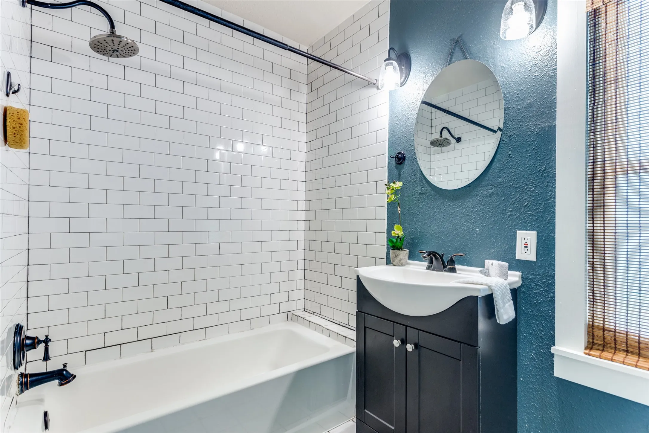 Single Family Residence For Rent in Tarrant County , 4039 Locke Avenue A, Fort Worth, Texas 76107, 2 Bedroom, 1 Bathroom, Garage spaces, 1,065 Sqft, built in 1941, mls#21370918, Real Estate Agent in Fort Worth, Homes For Rent in Tarrant county, Homes For Rent in Fort Worth, Realtor in Fort Worth Texas, Real Estate Brokerage Independent Realty Texas, Luminita Cordes Realtor