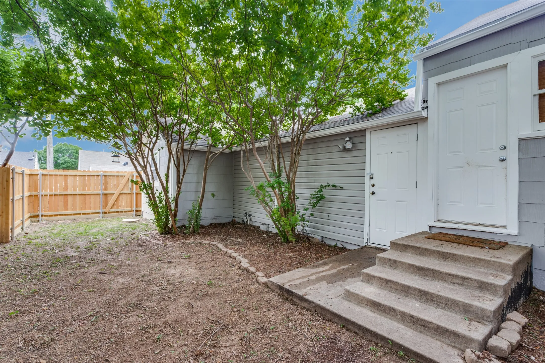 Single Family Residence For Rent in Tarrant County , 4039 Locke Avenue A, Fort Worth, Texas 76107, 2 Bedroom, 1 Bathroom, Garage spaces, 1,065 Sqft, built in 1941, mls#21370918, Real Estate Agent in Fort Worth, Homes For Rent in Tarrant county, Homes For Rent in Fort Worth, Realtor in Fort Worth Texas, Real Estate Brokerage Independent Realty Texas, Luminita Cordes Realtor