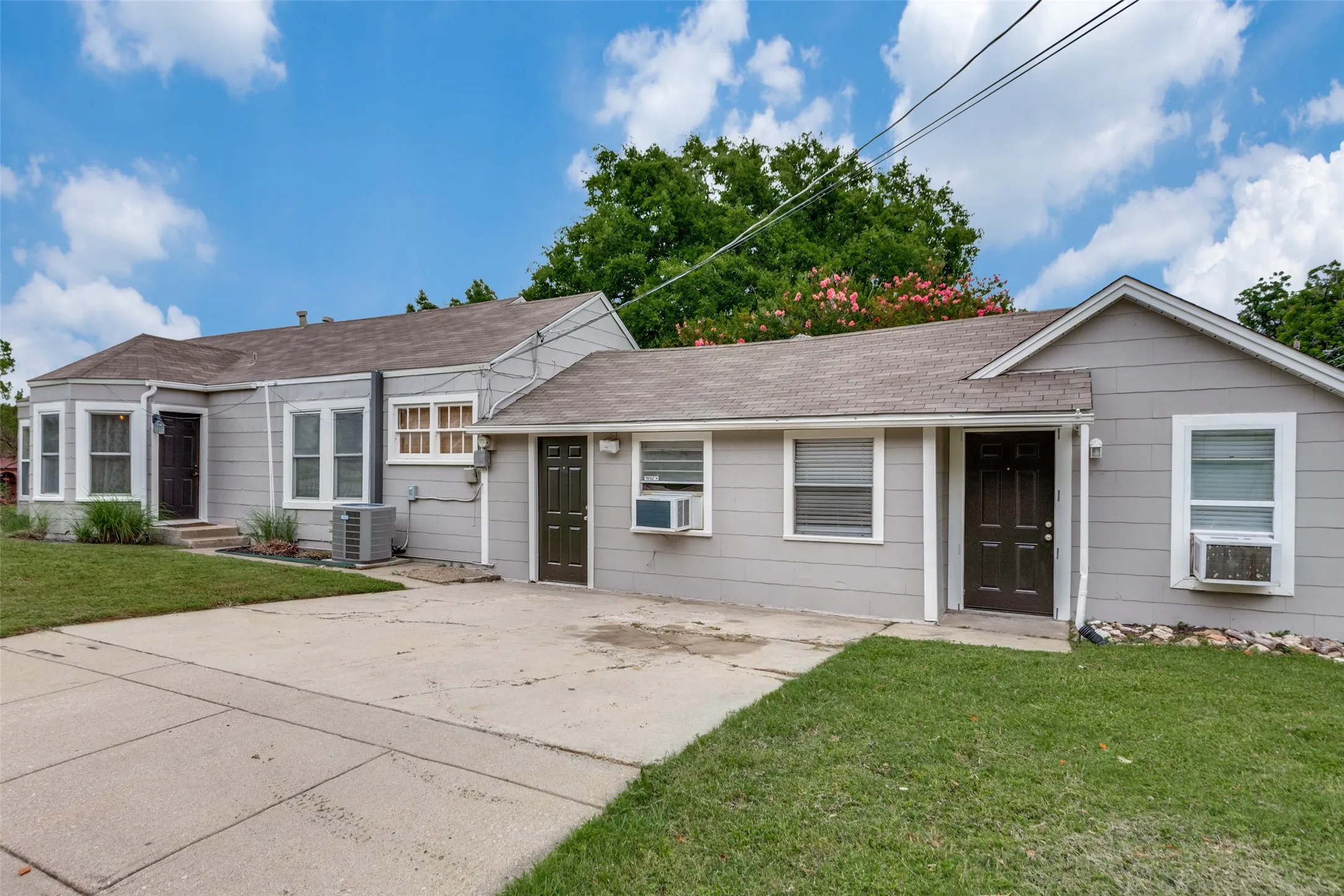 Single Family Residence For Rent in Tarrant County , 4039 Locke Avenue A, Fort Worth, Texas 76107, 2 Bedroom, 1 Bathroom, Garage spaces, 1,065 Sqft, built in 1941, mls#21370918, Real Estate Agent in Fort Worth, Homes For Rent in Tarrant county, Homes For Rent in Fort Worth, Realtor in Fort Worth Texas, Real Estate Brokerage Independent Realty Texas, Luminita Cordes Realtor
