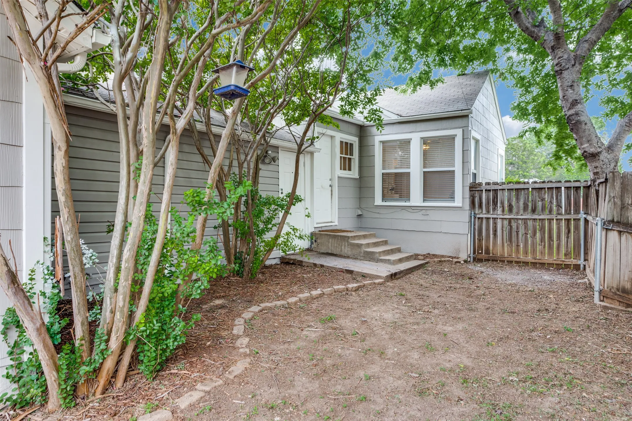 Single Family Residence For Rent in Tarrant County , 4039 Locke Avenue A, Fort Worth, Texas 76107, 2 Bedroom, 1 Bathroom, Garage spaces, 1,065 Sqft, built in 1941, mls#21370918, Real Estate Agent in Fort Worth, Homes For Rent in Tarrant county, Homes For Rent in Fort Worth, Realtor in Fort Worth Texas, Real Estate Brokerage Independent Realty Texas, Luminita Cordes Realtor