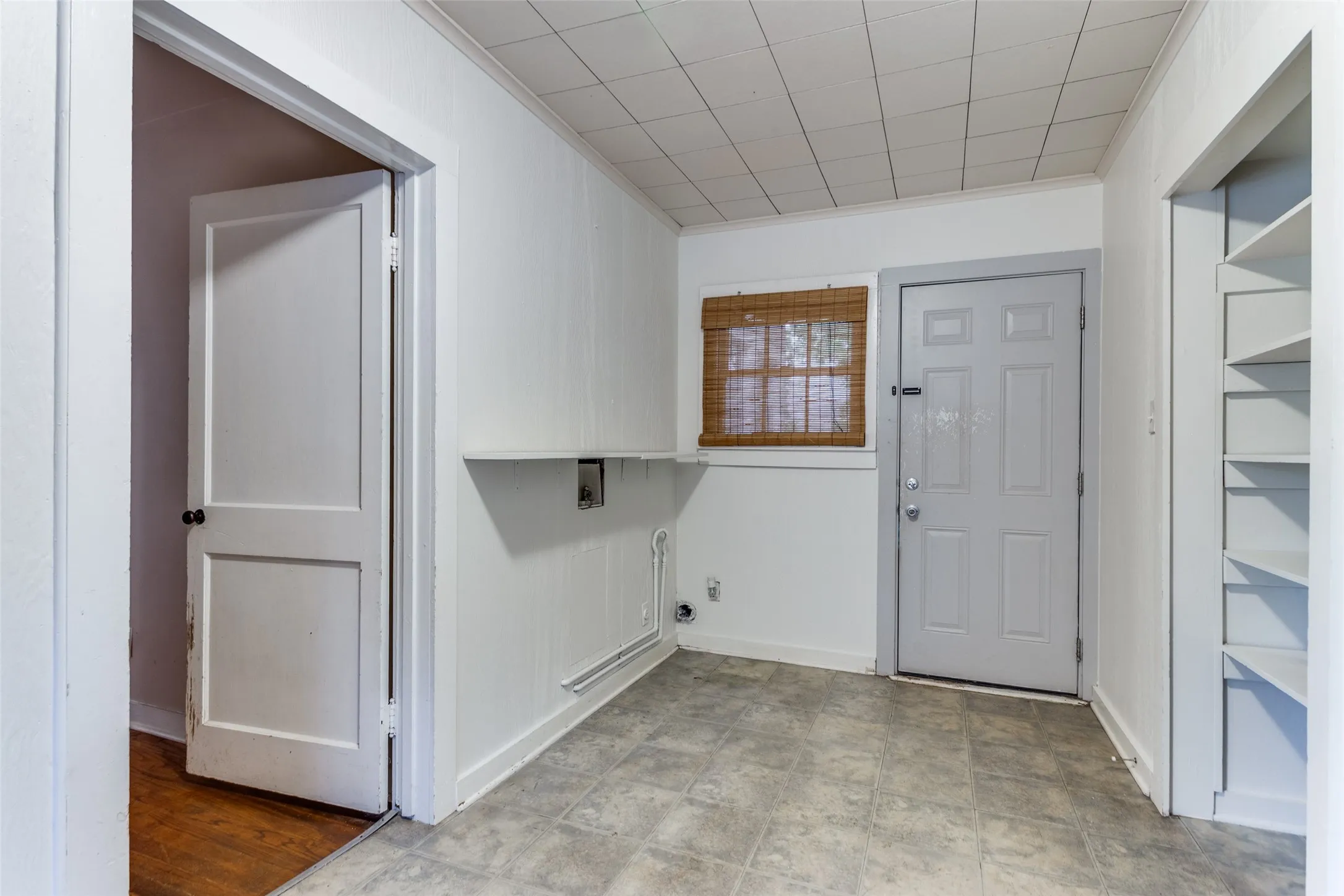 Single Family Residence For Rent in Tarrant County , 4039 Locke Avenue A, Fort Worth, Texas 76107, 2 Bedroom, 1 Bathroom, Garage spaces, 1,065 Sqft, built in 1941, mls#21370918, Real Estate Agent in Fort Worth, Homes For Rent in Tarrant county, Homes For Rent in Fort Worth, Realtor in Fort Worth Texas, Real Estate Brokerage Independent Realty Texas, Luminita Cordes Realtor