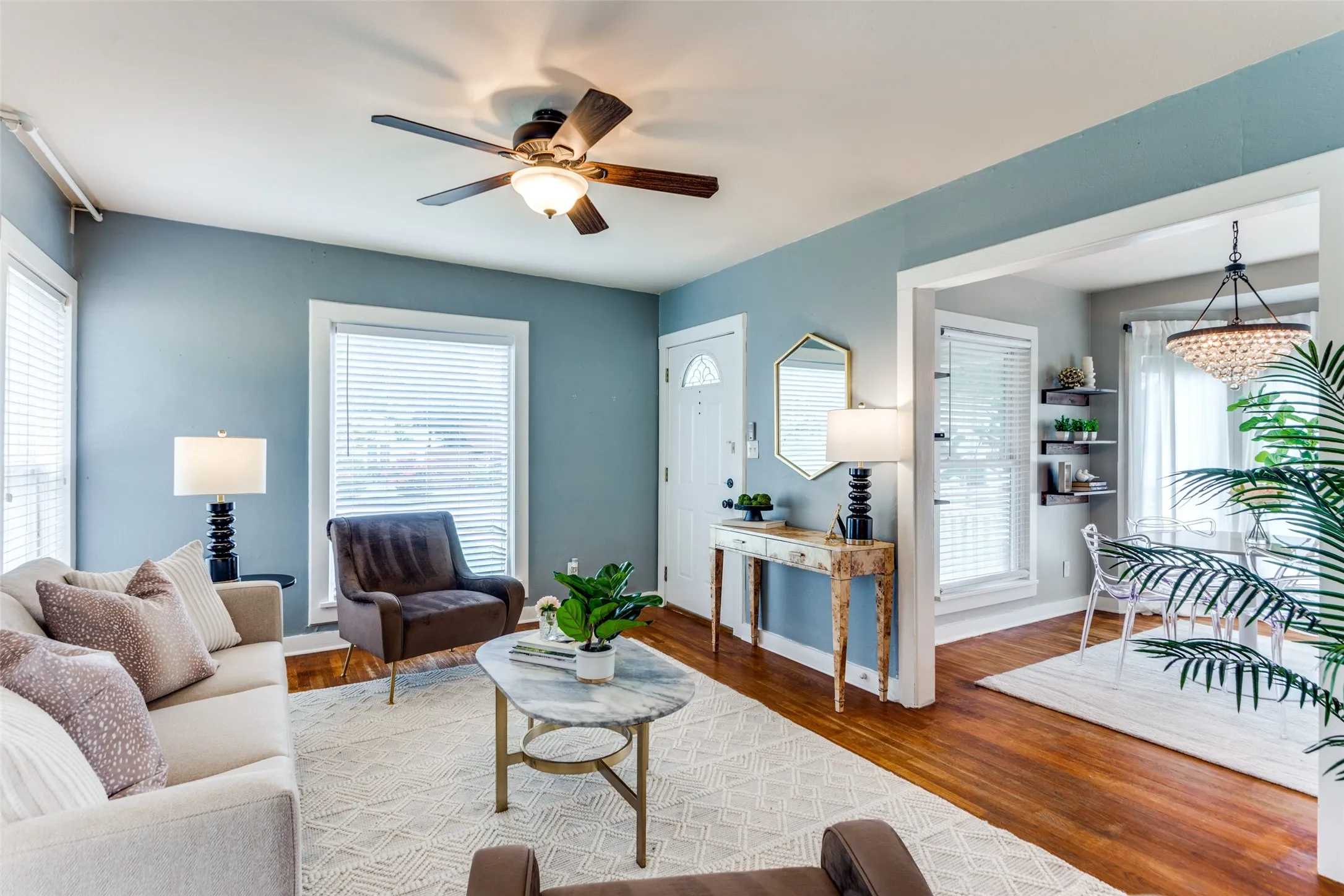 Single Family Residence For Rent in Tarrant County , 4039 Locke Avenue A, Fort Worth, Texas 76107, 2 Bedroom, 1 Bathroom, Garage spaces, 1,065 Sqft, built in 1941, mls#21370918, Real Estate Agent in Fort Worth, Homes For Rent in Tarrant county, Homes For Rent in Fort Worth, Realtor in Fort Worth Texas, Real Estate Brokerage Independent Realty Texas, Luminita Cordes Realtor