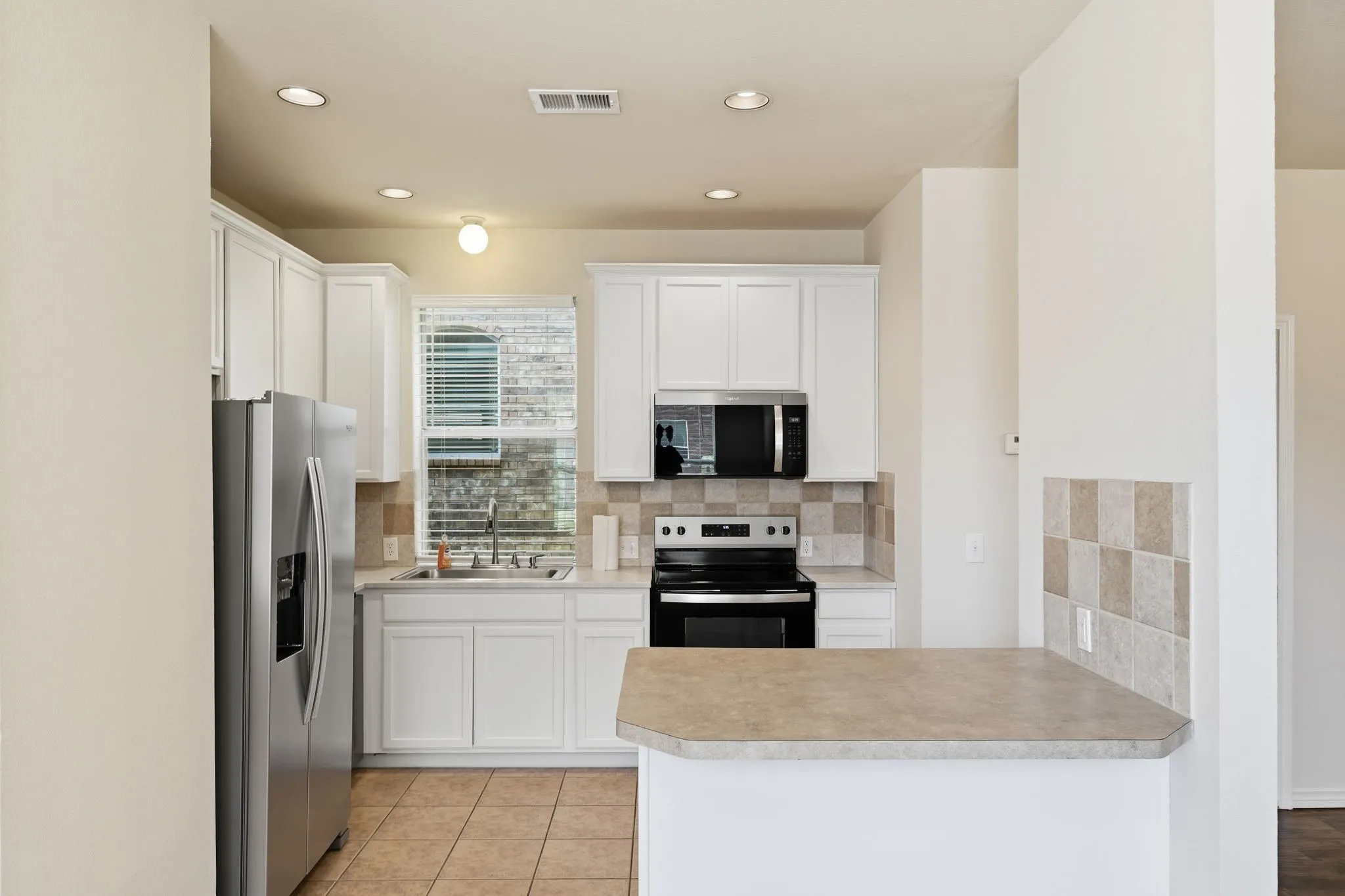 Clean and full of new appliances (July 2026) for the new tenant.