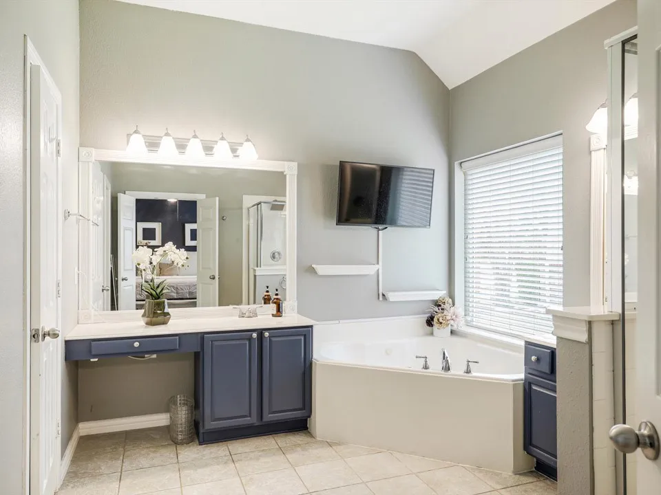 Single Family Residence For Sale in Collin County , 11656 Creekwood Drive, Frisco, Texas 75035, 3 Bedroom, 2 Bathroom, 2 Garage spaces, 1,897 Sqft, built in 2002, mls#21368000, Real Estate Agent in Frisco, Homes For Sale in Collin county, Homes For Sale in Frisco, Realtor in Frisco Texas, Real Estate Brokerage Independent Realty Texas, Luminita Cordes Realtor