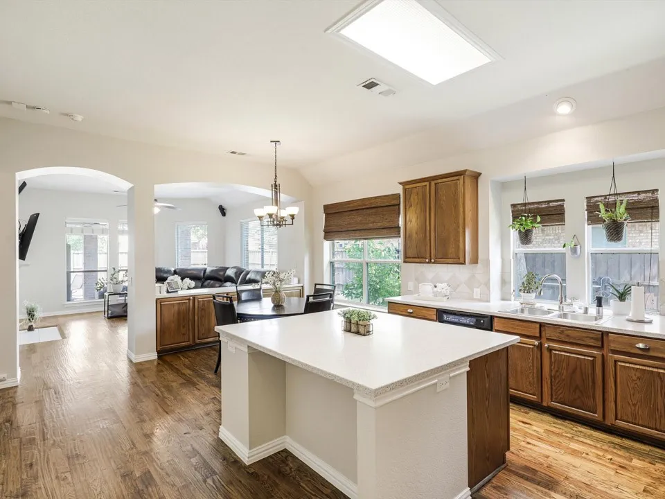 Single Family Residence For Sale in Collin County , 11656 Creekwood Drive, Frisco, Texas 75035, 3 Bedroom, 2 Bathroom, 2 Garage spaces, 1,897 Sqft, built in 2002, mls#21368000, Real Estate Agent in Frisco, Homes For Sale in Collin county, Homes For Sale in Frisco, Realtor in Frisco Texas, Real Estate Brokerage Independent Realty Texas, Luminita Cordes Realtor