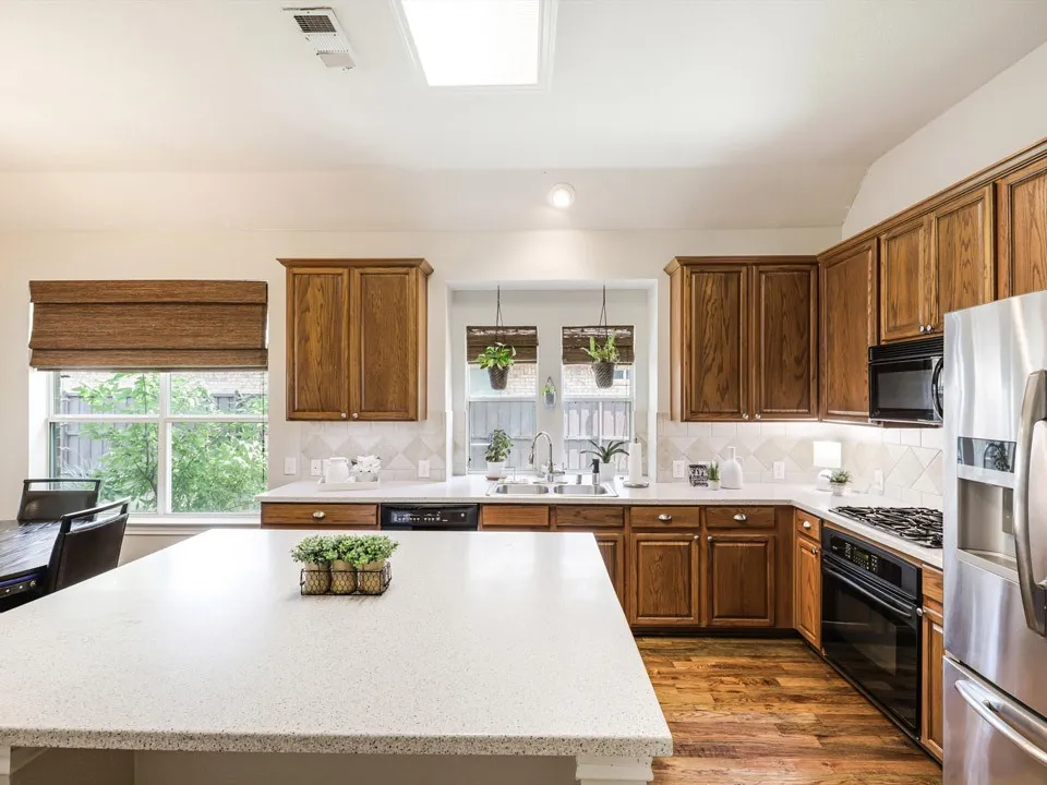 Single Family Residence For Sale in Collin County , 11656 Creekwood Drive, Frisco, Texas 75035, 3 Bedroom, 2 Bathroom, 2 Garage spaces, 1,897 Sqft, built in 2002, mls#21368000, Real Estate Agent in Frisco, Homes For Sale in Collin county, Homes For Sale in Frisco, Realtor in Frisco Texas, Real Estate Brokerage Independent Realty Texas, Luminita Cordes Realtor