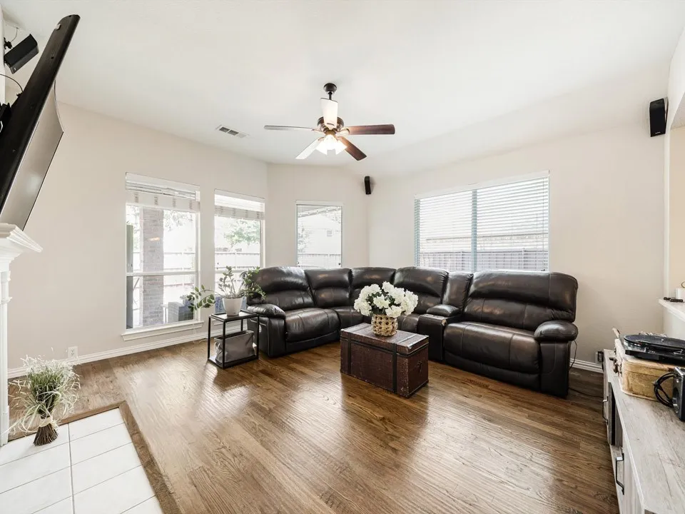 Single Family Residence For Sale in Collin County , 11656 Creekwood Drive, Frisco, Texas 75035, 3 Bedroom, 2 Bathroom, 2 Garage spaces, 1,897 Sqft, built in 2002, mls#21368000, Real Estate Agent in Frisco, Homes For Sale in Collin county, Homes For Sale in Frisco, Realtor in Frisco Texas, Real Estate Brokerage Independent Realty Texas, Luminita Cordes Realtor