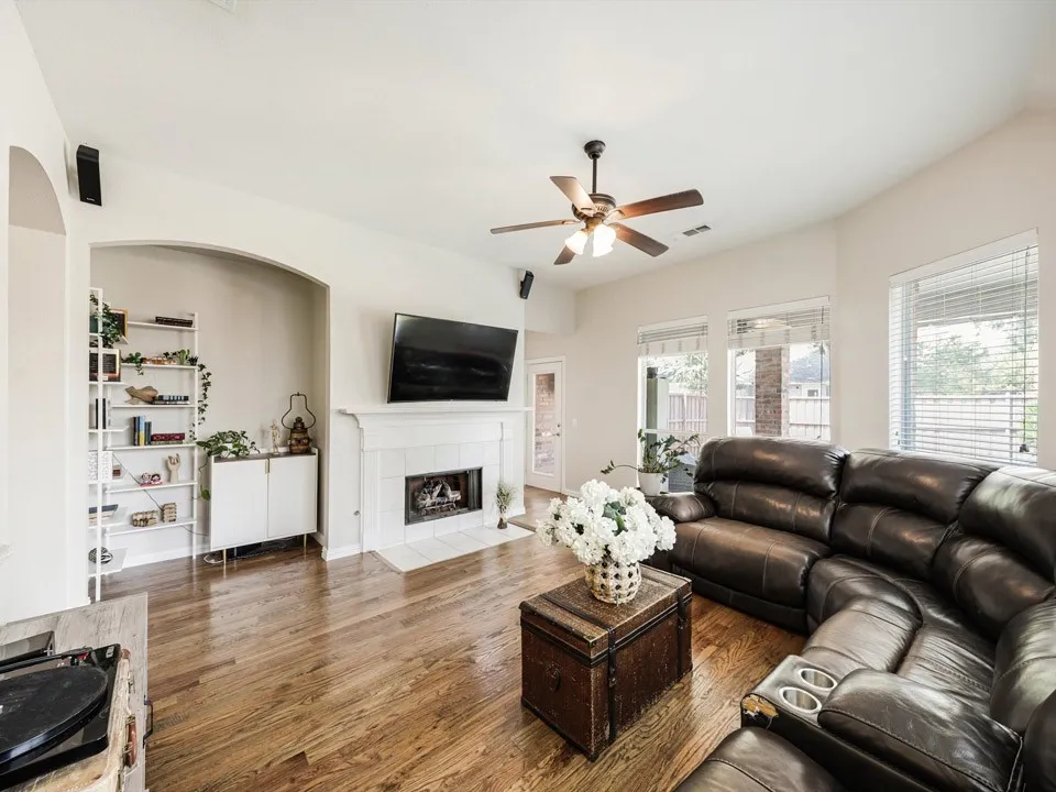 Single Family Residence For Sale in Collin County , 11656 Creekwood Drive, Frisco, Texas 75035, 3 Bedroom, 2 Bathroom, 2 Garage spaces, 1,897 Sqft, built in 2002, mls#21368000, Real Estate Agent in Frisco, Homes For Sale in Collin county, Homes For Sale in Frisco, Realtor in Frisco Texas, Real Estate Brokerage Independent Realty Texas, Luminita Cordes Realtor