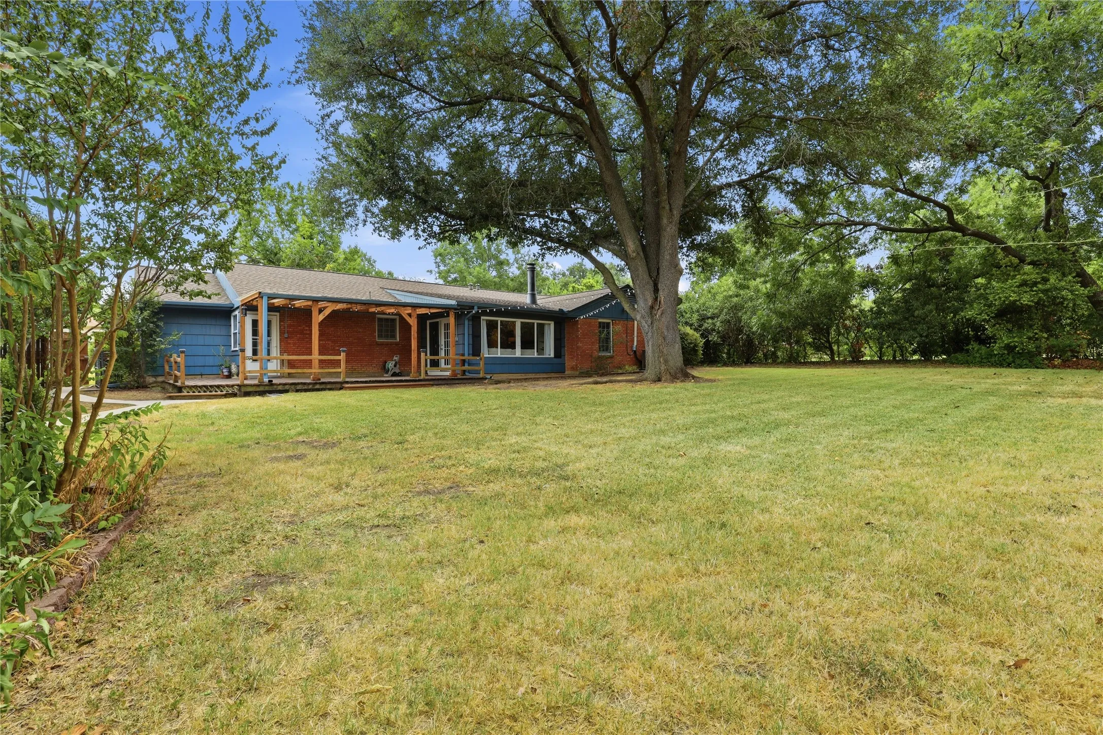 Single Family Residence For Sale in Tarrant County , 4908 Vega Court W, Fort Worth, Texas 76133, 3 Bedroom, 2 Bathroom, 2 Garage spaces, 1,966 Sqft, built in 1954, mls#21370215, Real Estate Agent in Fort Worth, Homes For Sale in Tarrant county, Homes For Sale in Fort Worth, Realtor in Fort Worth Texas, Real Estate Brokerage Independent Realty Texas, Luminita Cordes Realtor