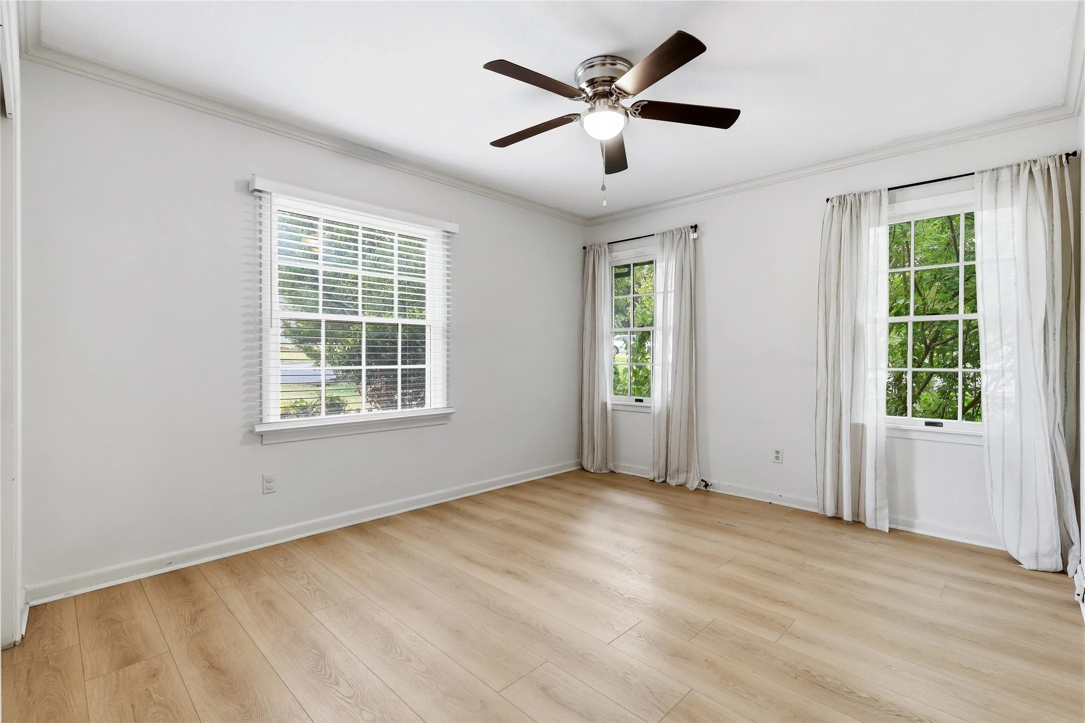 Single Family Residence For Sale in Tarrant County , 4908 Vega Court W, Fort Worth, Texas 76133, 3 Bedroom, 2 Bathroom, 2 Garage spaces, 1,966 Sqft, built in 1954, mls#21370215, Real Estate Agent in Fort Worth, Homes For Sale in Tarrant county, Homes For Sale in Fort Worth, Realtor in Fort Worth Texas, Real Estate Brokerage Independent Realty Texas, Luminita Cordes Realtor