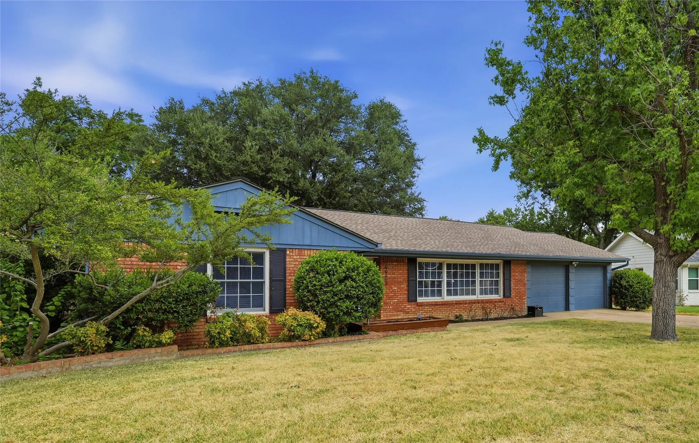 Single Family Residence For Sale in Tarrant County , 4908 Vega Court W, Fort Worth, Texas 76133, 3 Bedroom, 2 Bathroom, 2 Garage spaces, 1,966 Sqft, built in 1954, mls#21370215, Real Estate Agent in Fort Worth, Homes For Sale in Tarrant county, Homes For Sale in Fort Worth, Realtor in Fort Worth Texas, Real Estate Brokerage Independent Realty Texas, Luminita Cordes Realtor