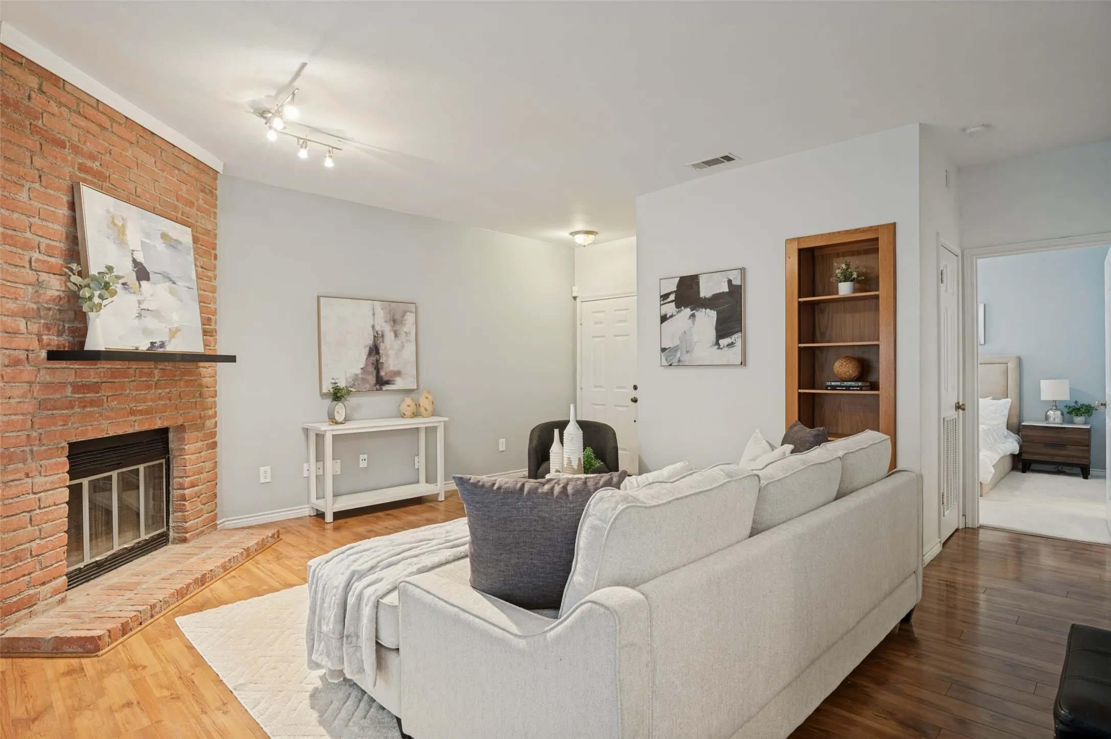 Condominium For Sale in Tarrant County , 1300 Cantor Drive 130, Arlington, Texas 76011, 1 Bedroom, 1 Bathroom, Garage spaces, 760 Sqft, built in 1983, mls#21370107, Real Estate Agent in Arlington, Homes For Sale in Tarrant county, Homes For Sale in Arlington, Realtor in Arlington Texas, Real Estate Brokerage Independent Realty Texas, Luminita Cordes Realtor