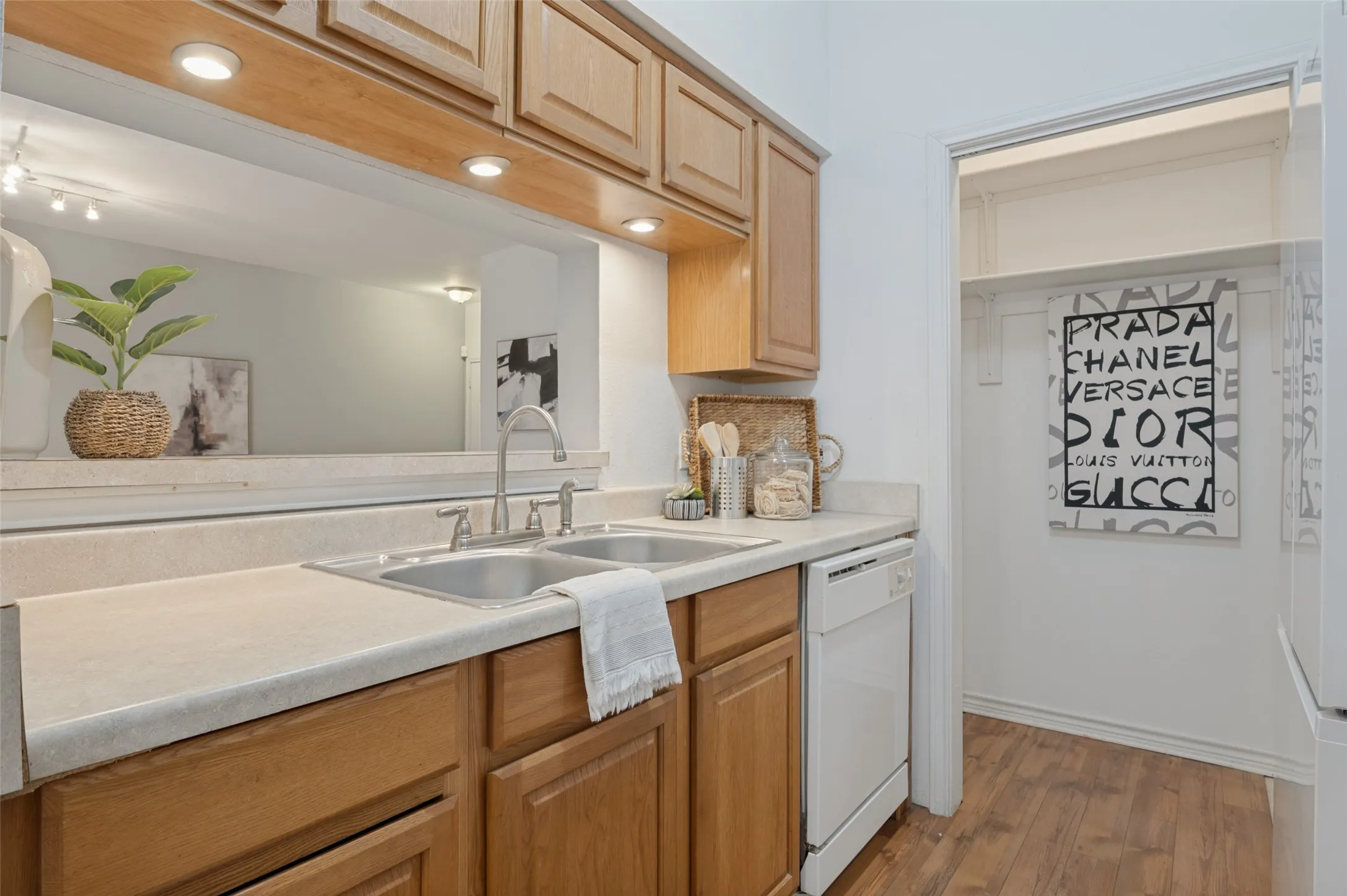 Condominium For Sale in Tarrant County , 1300 Cantor Drive 130, Arlington, Texas 76011, 1 Bedroom, 1 Bathroom, Garage spaces, 760 Sqft, built in 1983, mls#21370107, Real Estate Agent in Arlington, Homes For Sale in Tarrant county, Homes For Sale in Arlington, Realtor in Arlington Texas, Real Estate Brokerage Independent Realty Texas, Luminita Cordes Realtor