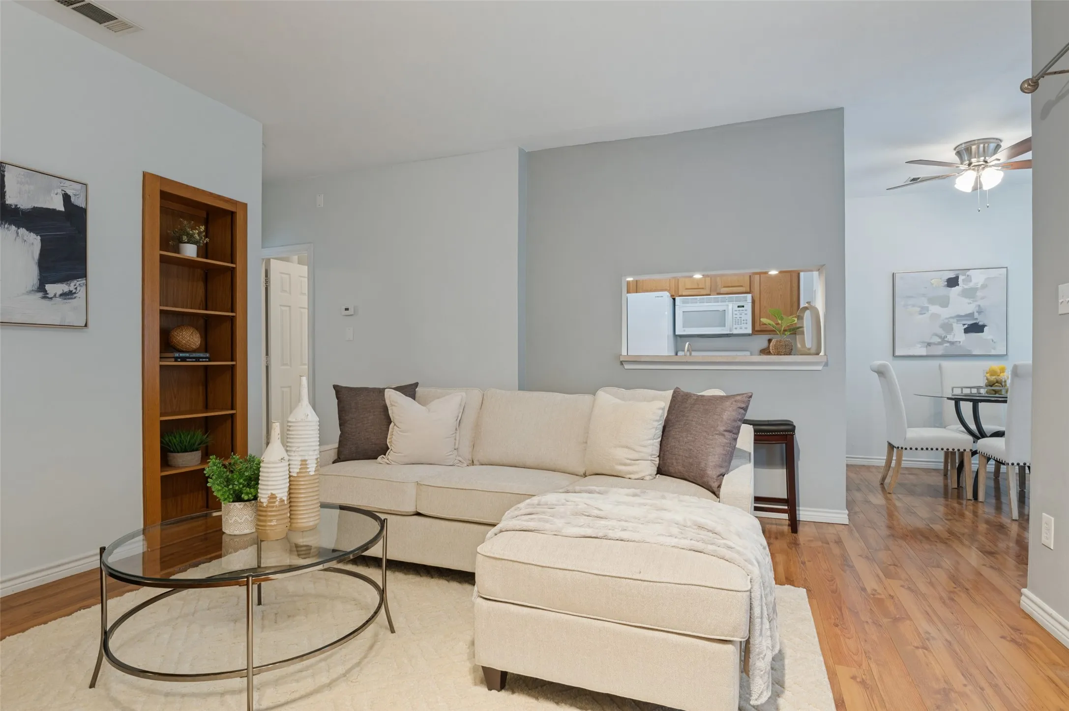 Condominium For Sale in Tarrant County , 1300 Cantor Drive 130, Arlington, Texas 76011, 1 Bedroom, 1 Bathroom, Garage spaces, 760 Sqft, built in 1983, mls#21370107, Real Estate Agent in Arlington, Homes For Sale in Tarrant county, Homes For Sale in Arlington, Realtor in Arlington Texas, Real Estate Brokerage Independent Realty Texas, Luminita Cordes Realtor