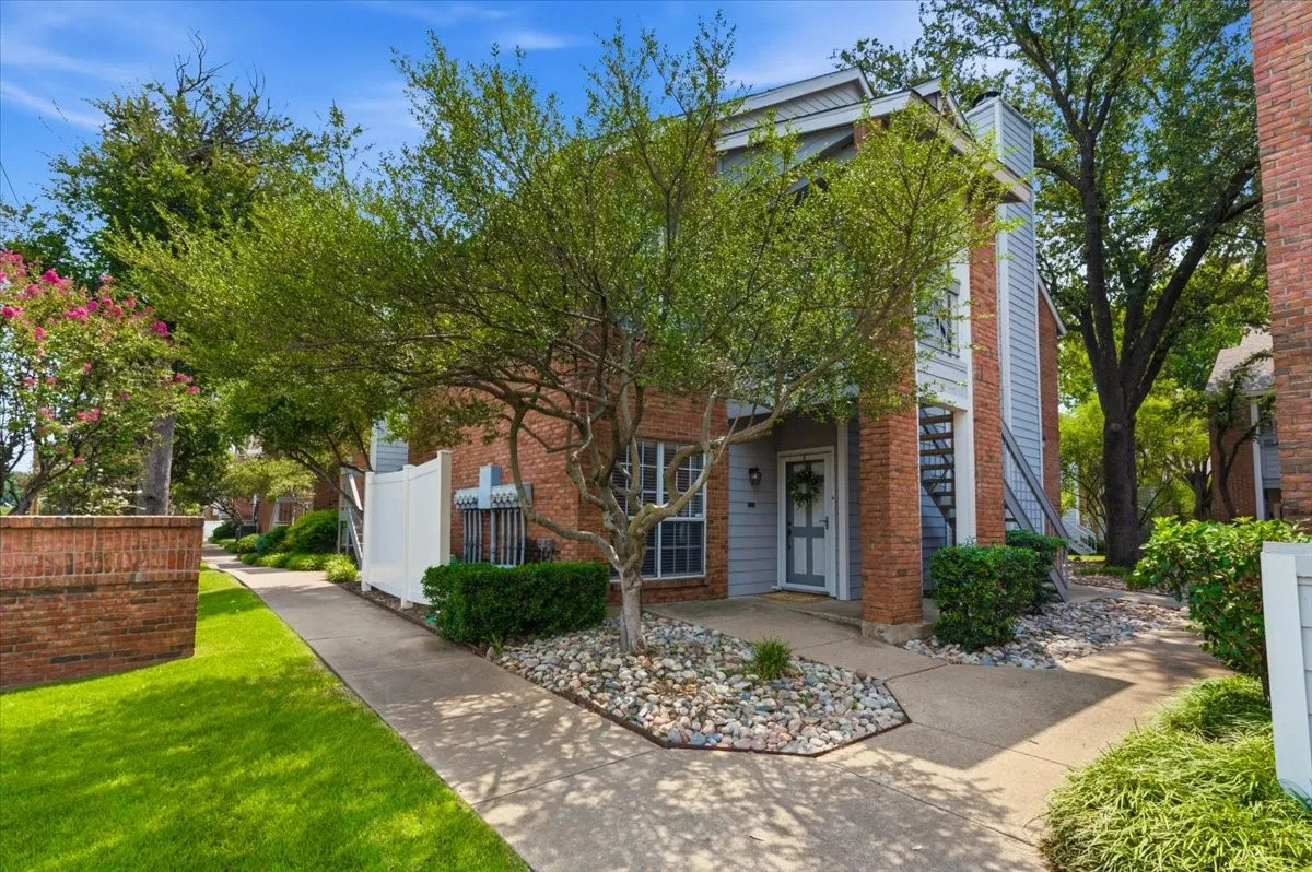 Condominium For Sale in Tarrant County , 1300 Cantor Drive 130, Arlington, Texas 76011, 1 Bedroom, 1 Bathroom, Garage spaces, 760 Sqft, built in 1983, mls#21370107, Real Estate Agent in Arlington, Homes For Sale in Tarrant county, Homes For Sale in Arlington, Realtor in Arlington Texas, Real Estate Brokerage Independent Realty Texas, Luminita Cordes Realtor