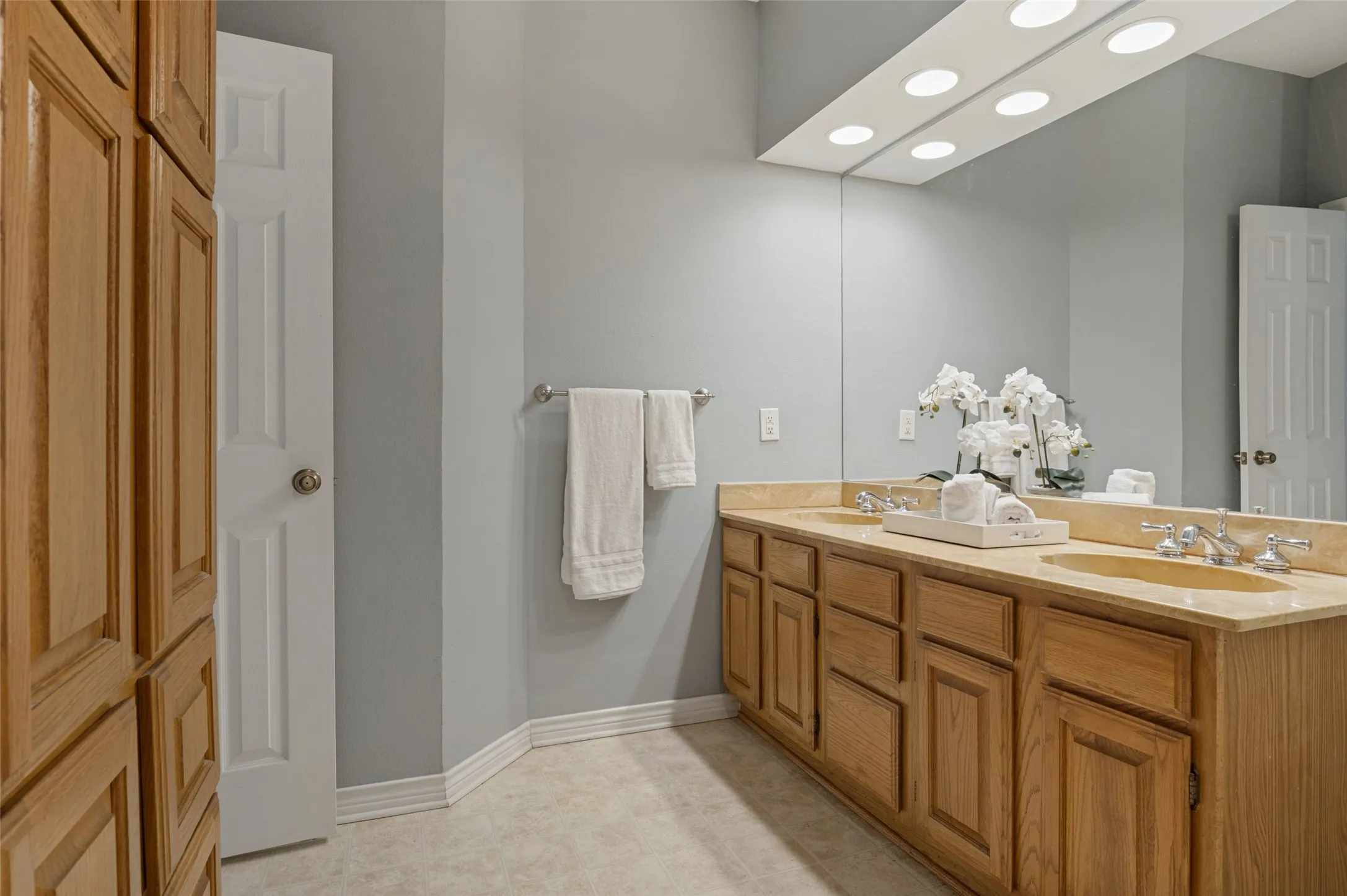 Condominium For Sale in Tarrant County , 1300 Cantor Drive 130, Arlington, Texas 76011, 1 Bedroom, 1 Bathroom, Garage spaces, 760 Sqft, built in 1983, mls#21370107, Real Estate Agent in Arlington, Homes For Sale in Tarrant county, Homes For Sale in Arlington, Realtor in Arlington Texas, Real Estate Brokerage Independent Realty Texas, Luminita Cordes Realtor