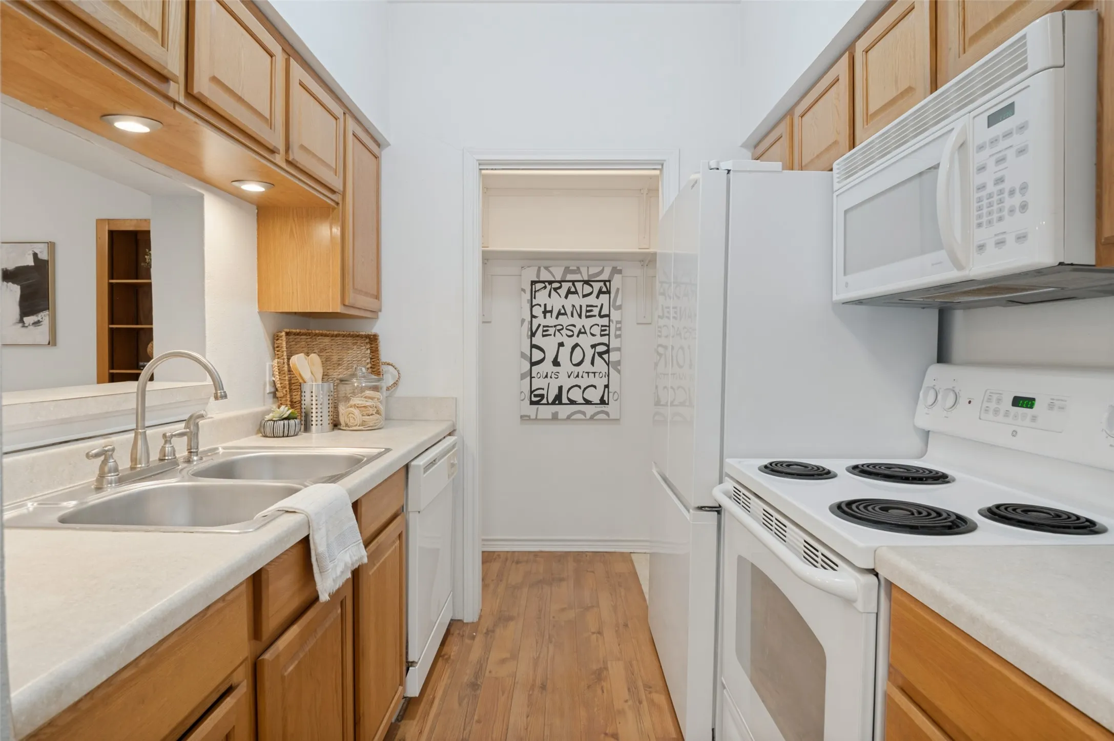 Condominium For Sale in Tarrant County , 1300 Cantor Drive 130, Arlington, Texas 76011, 1 Bedroom, 1 Bathroom, Garage spaces, 760 Sqft, built in 1983, mls#21370107, Real Estate Agent in Arlington, Homes For Sale in Tarrant county, Homes For Sale in Arlington, Realtor in Arlington Texas, Real Estate Brokerage Independent Realty Texas, Luminita Cordes Realtor