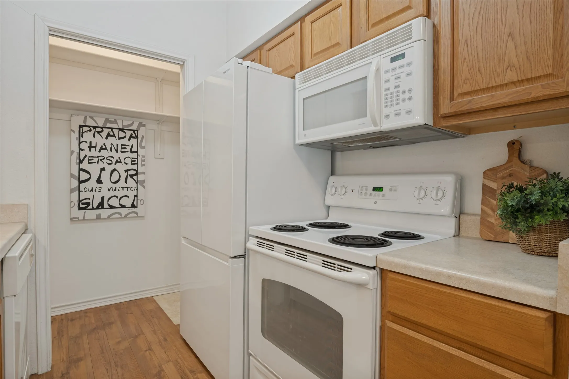 Condominium For Sale in Tarrant County , 1300 Cantor Drive 130, Arlington, Texas 76011, 1 Bedroom, 1 Bathroom, Garage spaces, 760 Sqft, built in 1983, mls#21370107, Real Estate Agent in Arlington, Homes For Sale in Tarrant county, Homes For Sale in Arlington, Realtor in Arlington Texas, Real Estate Brokerage Independent Realty Texas, Luminita Cordes Realtor