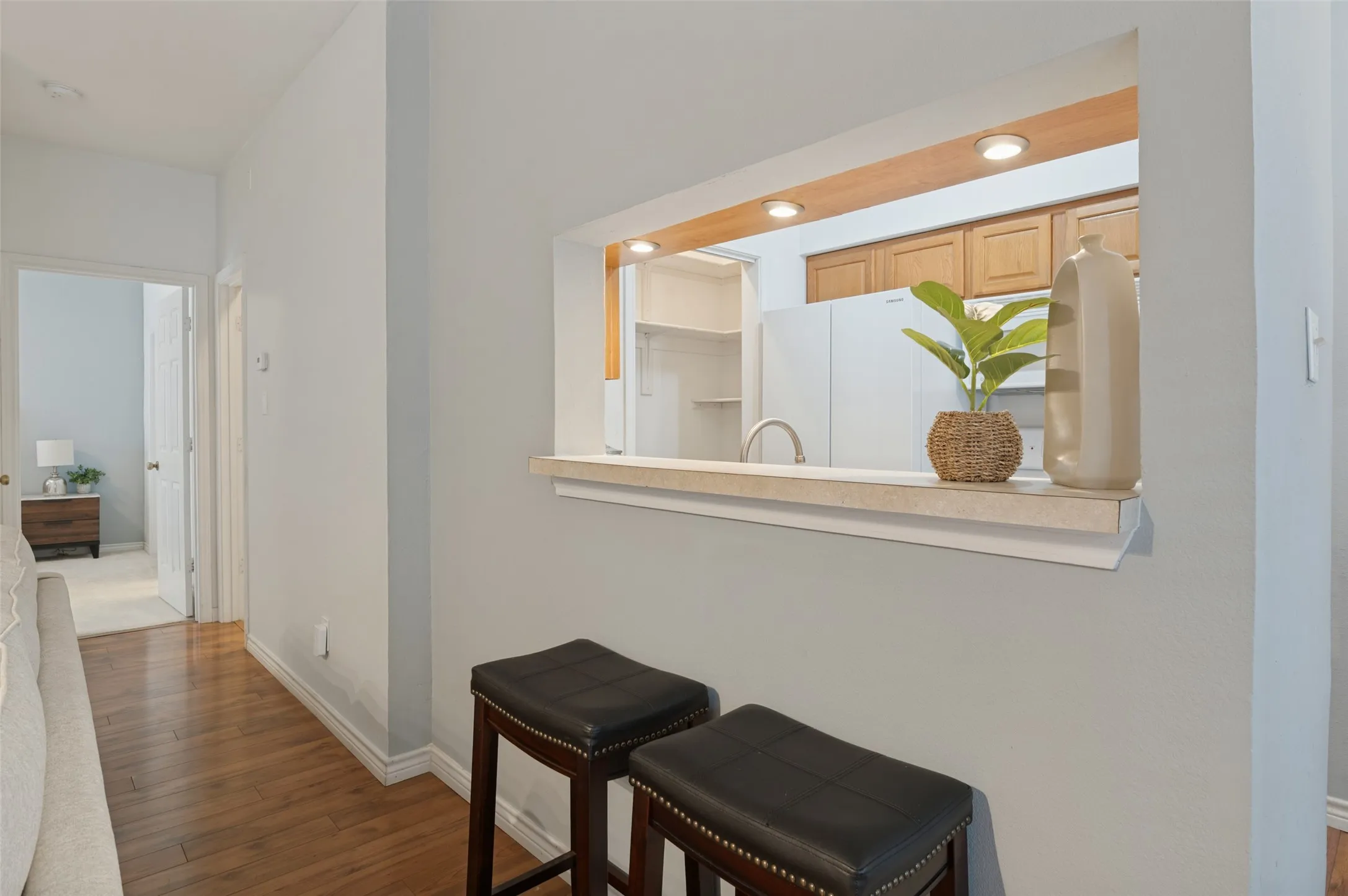 Condominium For Sale in Tarrant County , 1300 Cantor Drive 130, Arlington, Texas 76011, 1 Bedroom, 1 Bathroom, Garage spaces, 760 Sqft, built in 1983, mls#21370107, Real Estate Agent in Arlington, Homes For Sale in Tarrant county, Homes For Sale in Arlington, Realtor in Arlington Texas, Real Estate Brokerage Independent Realty Texas, Luminita Cordes Realtor