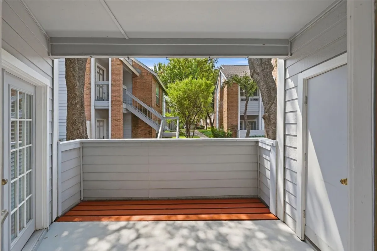 Condominium For Sale in Tarrant County , 1300 Cantor Drive 130, Arlington, Texas 76011, 1 Bedroom, 1 Bathroom, Garage spaces, 760 Sqft, built in 1983, mls#21370107, Real Estate Agent in Arlington, Homes For Sale in Tarrant county, Homes For Sale in Arlington, Realtor in Arlington Texas, Real Estate Brokerage Independent Realty Texas, Luminita Cordes Realtor