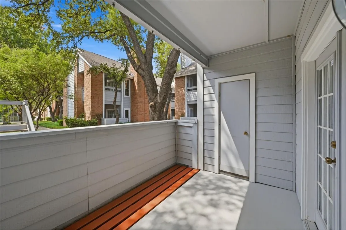 Condominium For Sale in Tarrant County , 1300 Cantor Drive 130, Arlington, Texas 76011, 1 Bedroom, 1 Bathroom, Garage spaces, 760 Sqft, built in 1983, mls#21370107, Real Estate Agent in Arlington, Homes For Sale in Tarrant county, Homes For Sale in Arlington, Realtor in Arlington Texas, Real Estate Brokerage Independent Realty Texas, Luminita Cordes Realtor