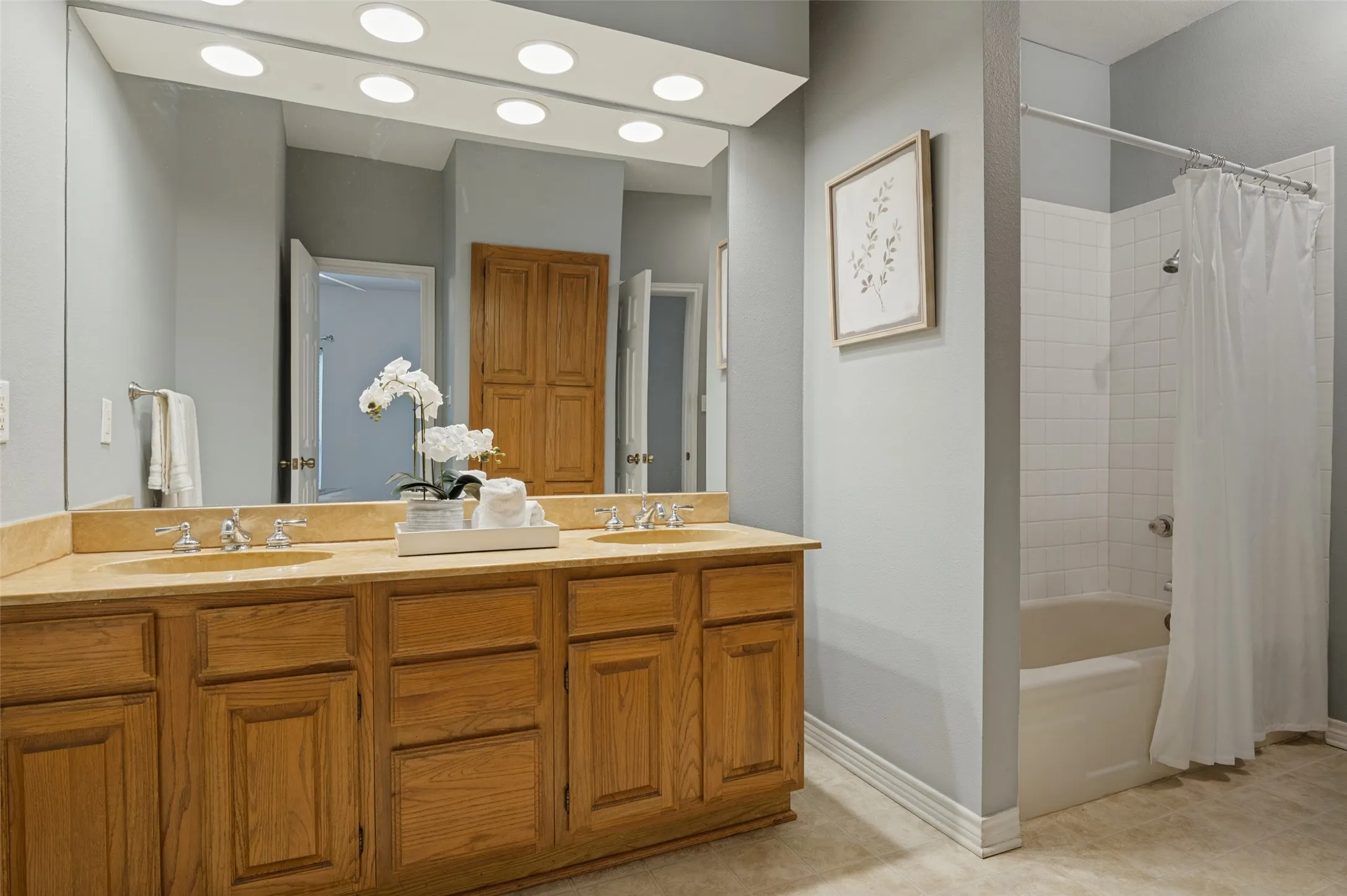 Condominium For Sale in Tarrant County , 1300 Cantor Drive 130, Arlington, Texas 76011, 1 Bedroom, 1 Bathroom, Garage spaces, 760 Sqft, built in 1983, mls#21370107, Real Estate Agent in Arlington, Homes For Sale in Tarrant county, Homes For Sale in Arlington, Realtor in Arlington Texas, Real Estate Brokerage Independent Realty Texas, Luminita Cordes Realtor