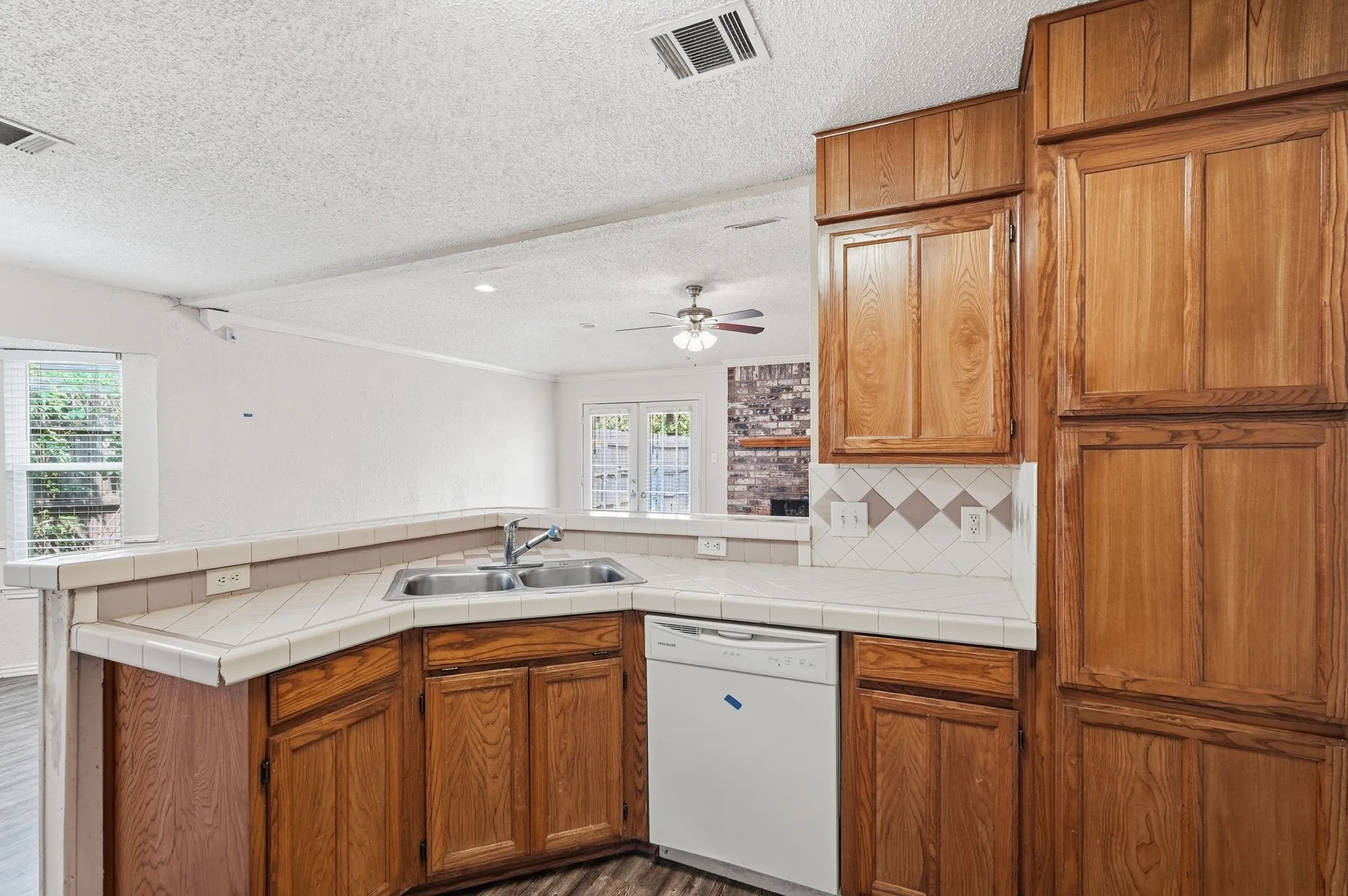 Single Family Residence For Sale in Tarrant County , 6017 Sundown Drive, Watauga, Texas 76148, 3 Bedroom, 2 Bathroom, 2 Garage spaces, 1,446 Sqft, built in 1987, mls#21369173, Real Estate Agent in Watauga, Homes For Sale in Tarrant county, Homes For Sale in Watauga, Realtor in Watauga Texas, Real Estate Brokerage Independent Realty Texas, Luminita Cordes Realtor