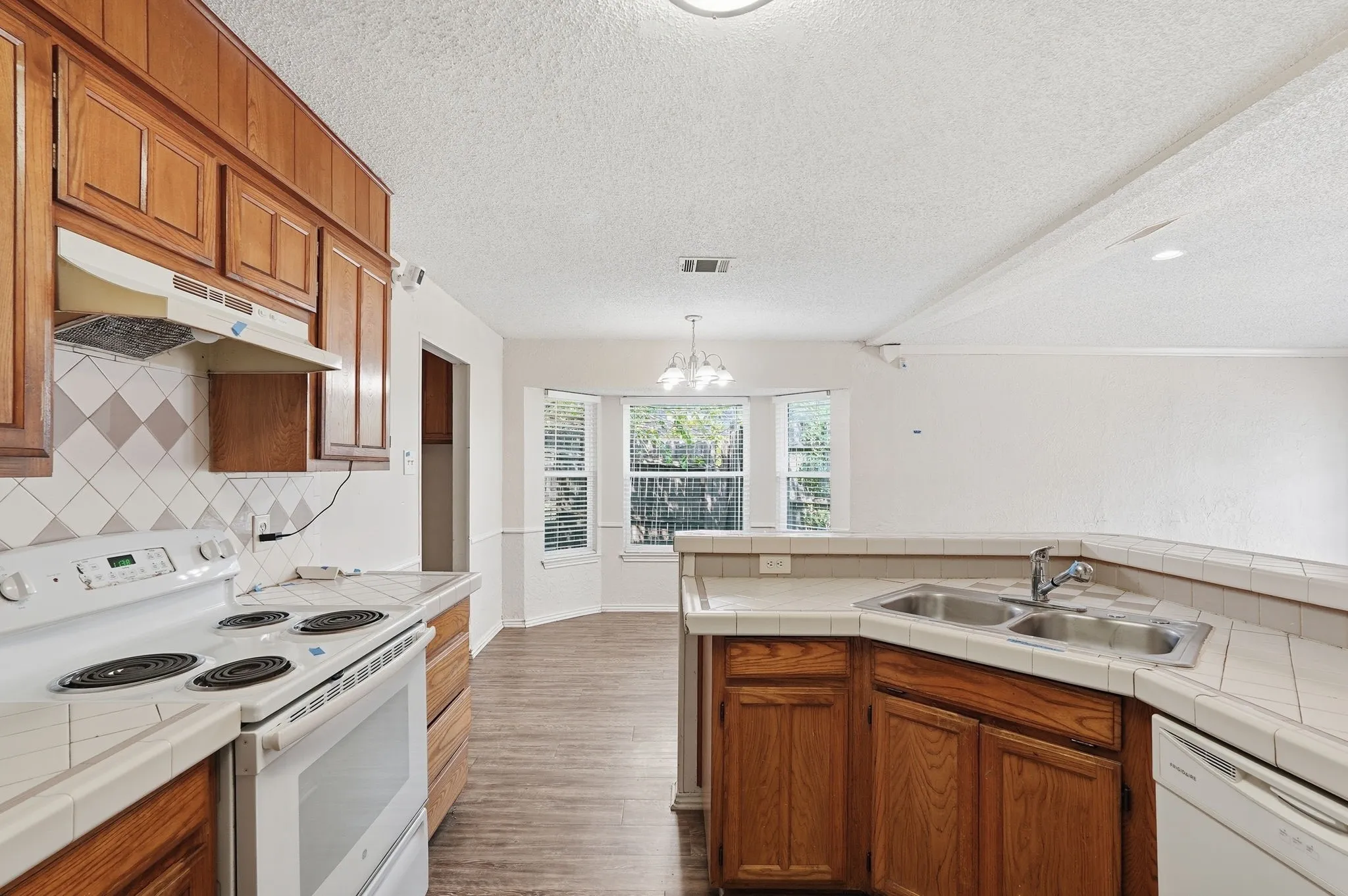 Single Family Residence For Sale in Tarrant County , 6017 Sundown Drive, Watauga, Texas 76148, 3 Bedroom, 2 Bathroom, 2 Garage spaces, 1,446 Sqft, built in 1987, mls#21369173, Real Estate Agent in Watauga, Homes For Sale in Tarrant county, Homes For Sale in Watauga, Realtor in Watauga Texas, Real Estate Brokerage Independent Realty Texas, Luminita Cordes Realtor